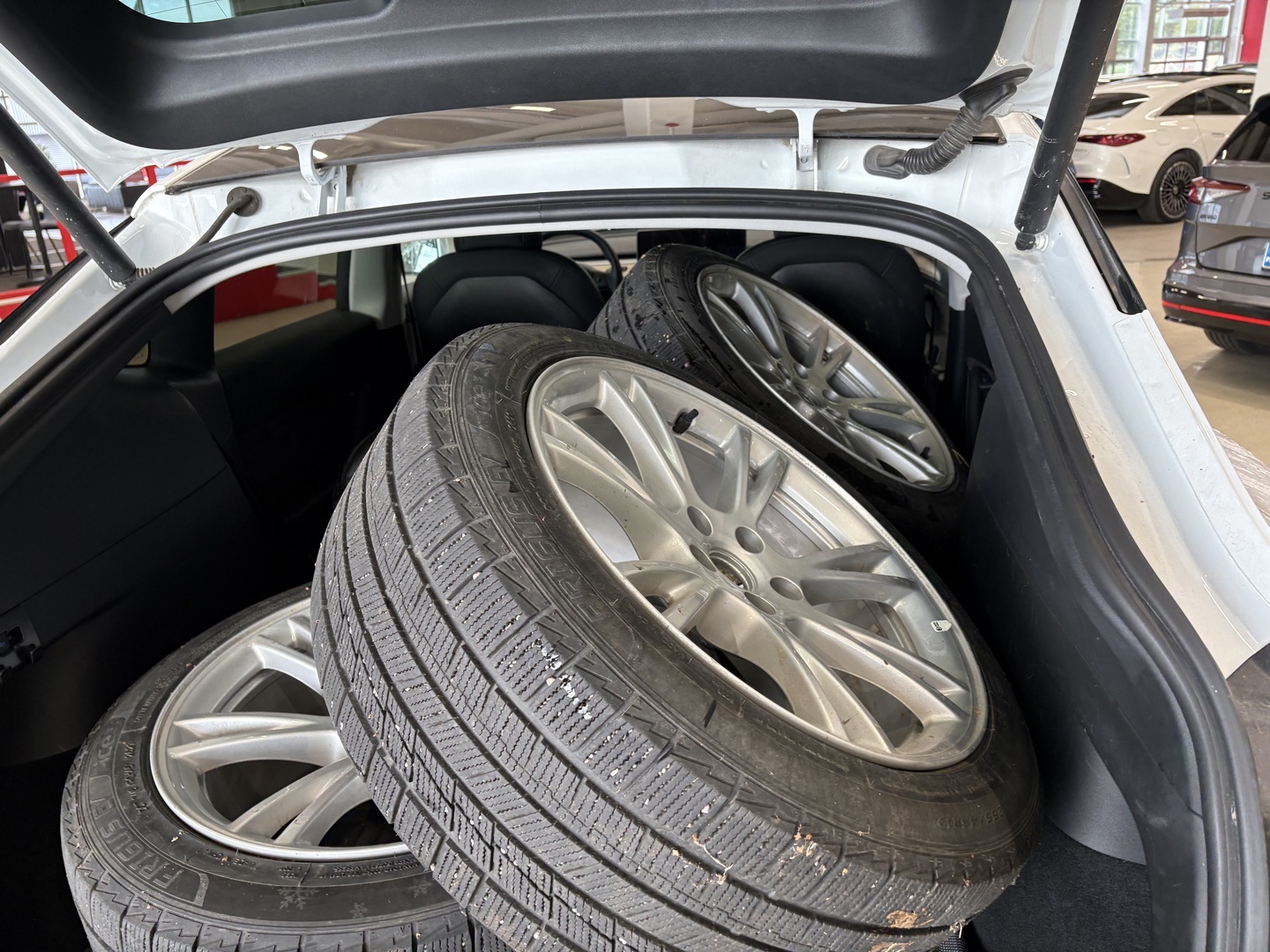 Tesla - Model Y - Long Range - Maastoauto