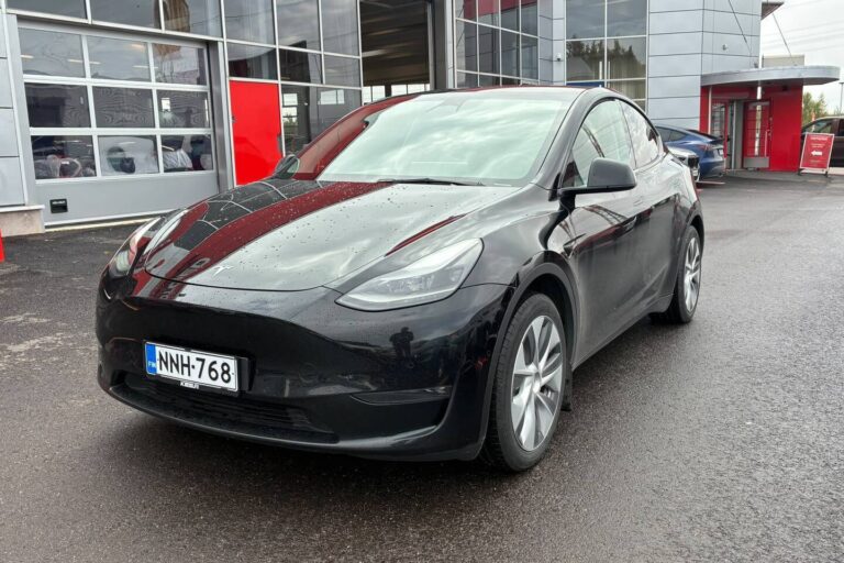 Tesla - Model Y - Long Range - Maastoauto