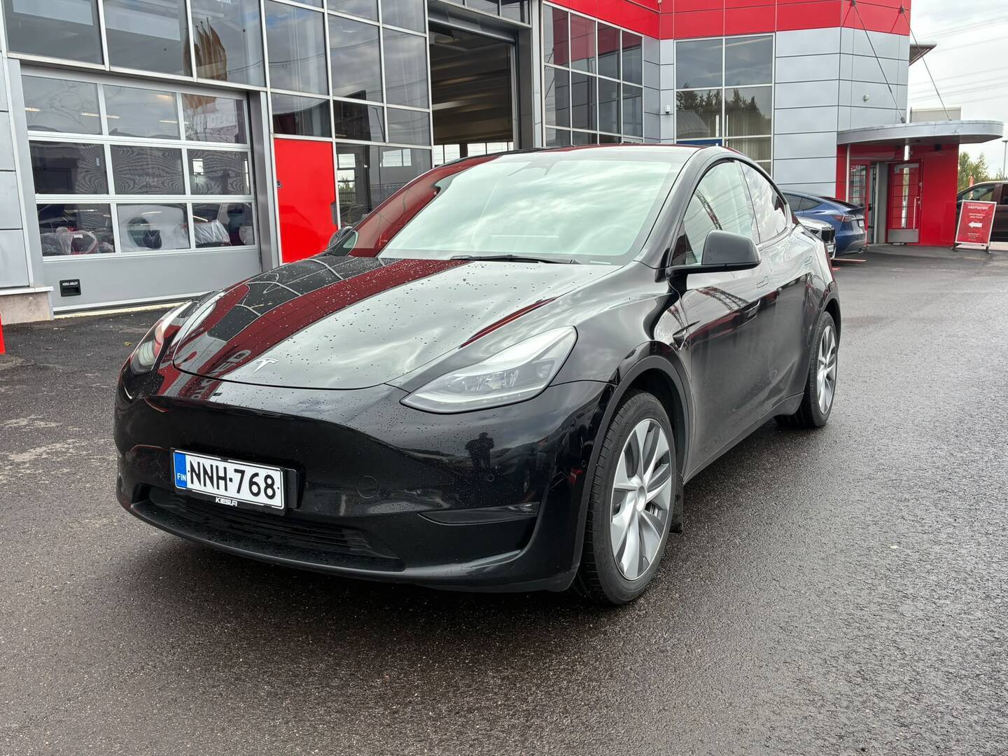 Tesla - Model Y - Long Range - Maastoauto