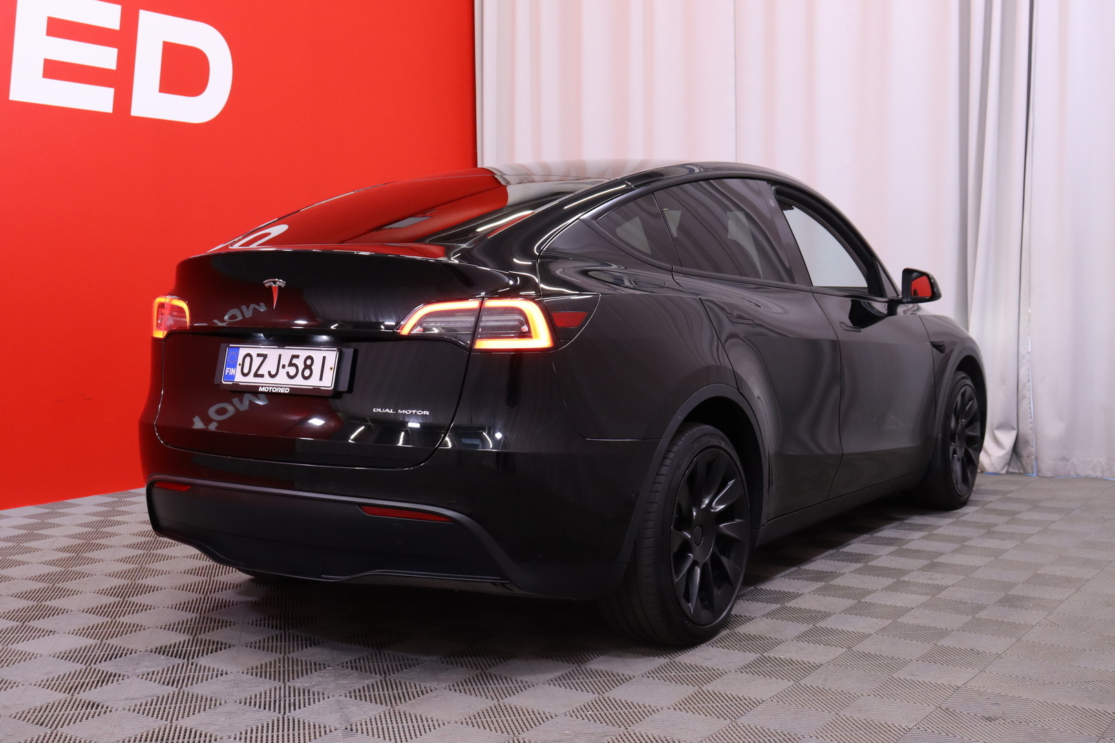 Tesla - Model Y - Long Range - Maastoauto