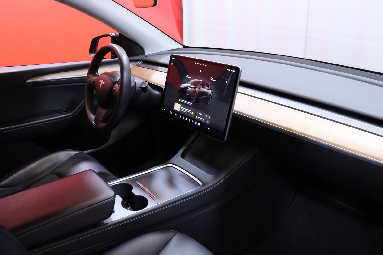 Tesla - Model Y - Long Range - Maastoauto