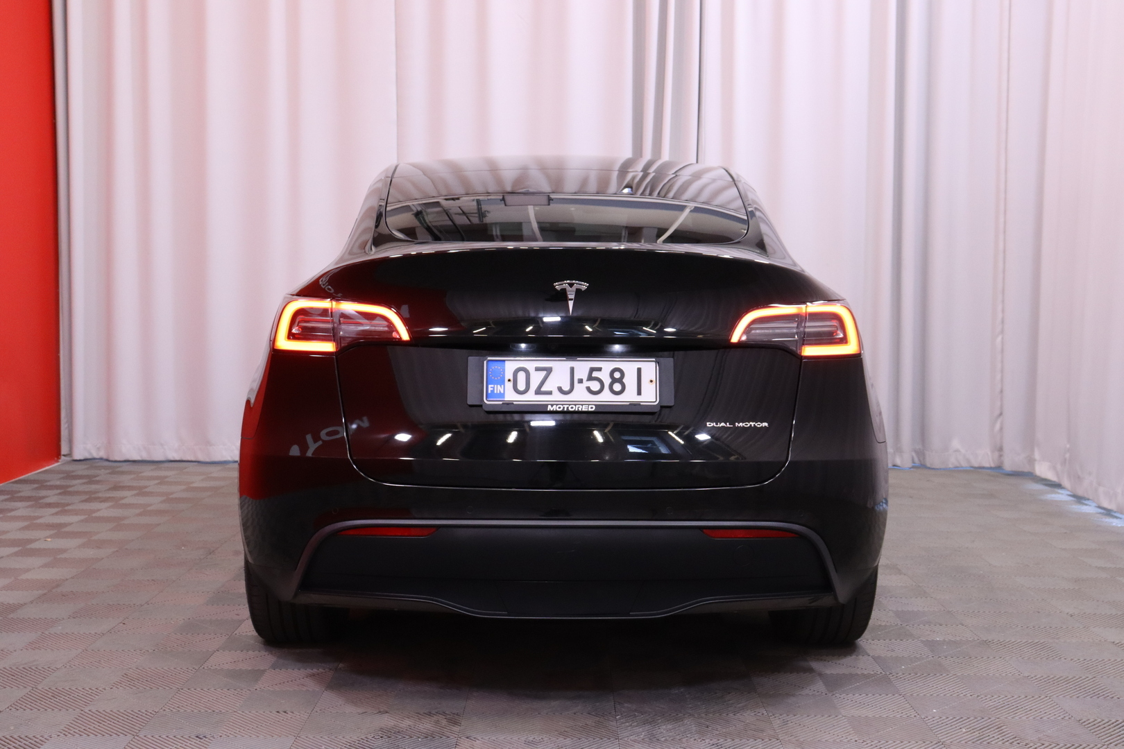 Tesla - Model Y - Long Range - Maastoauto