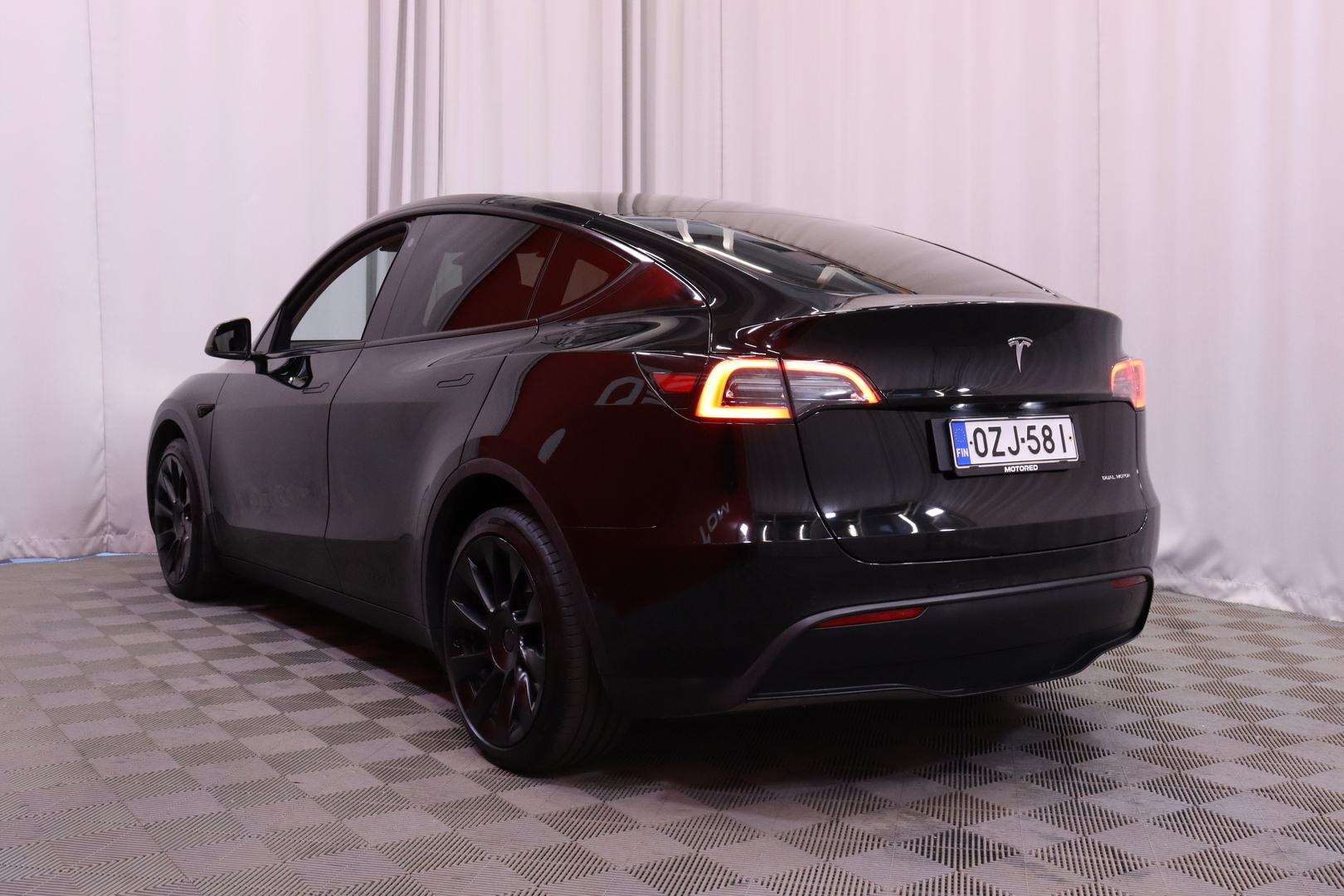 Tesla - Model Y - Long Range - Maastoauto
