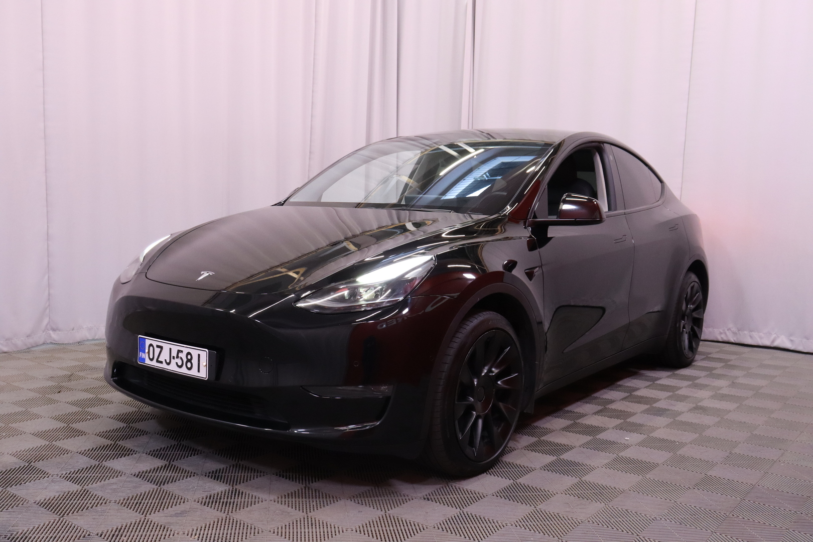 Tesla - Model Y - Long Range - Maastoauto
