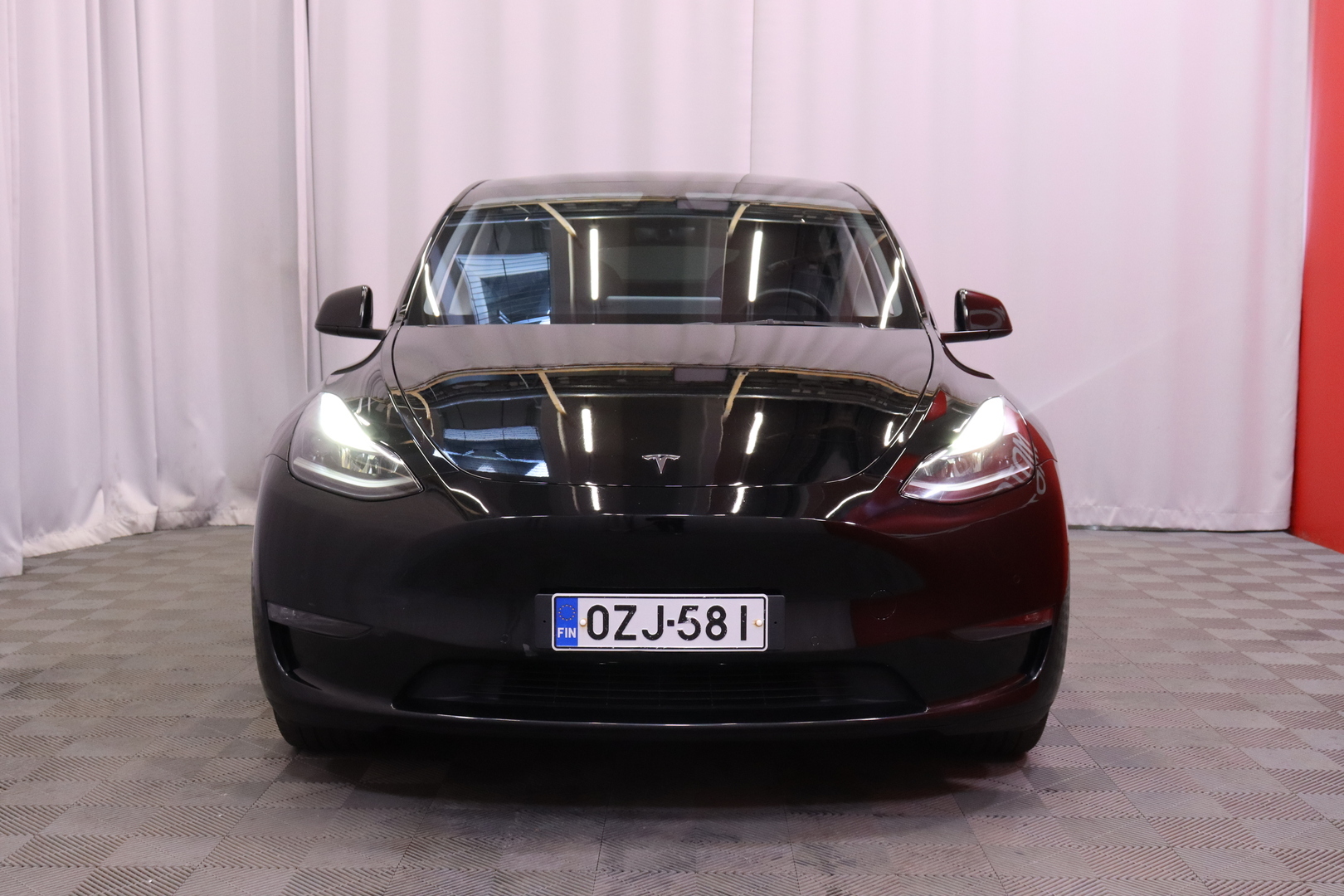 Tesla - Model Y - Long Range - Maastoauto