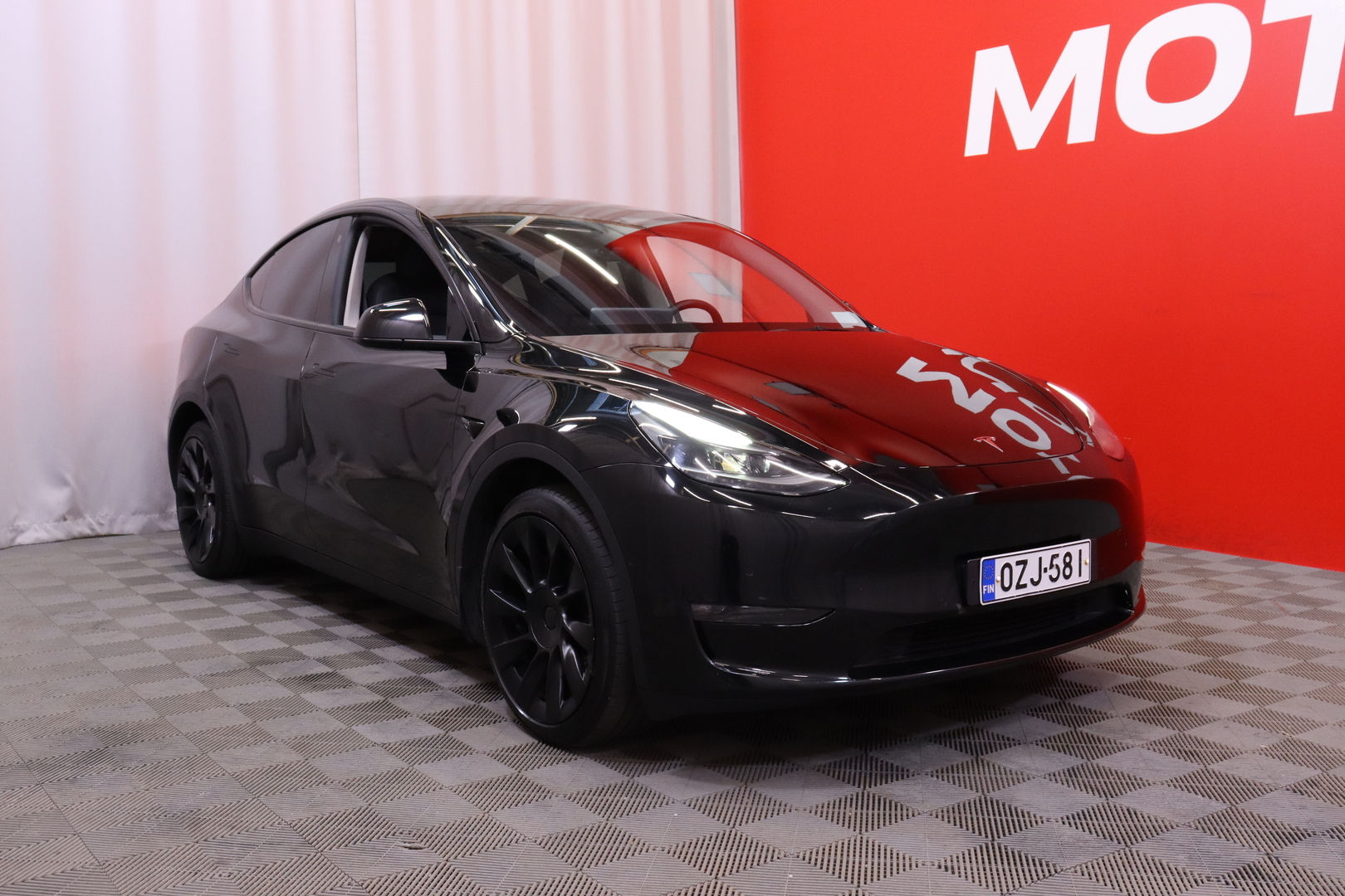 Tesla - Model Y - Long Range - Maastoauto