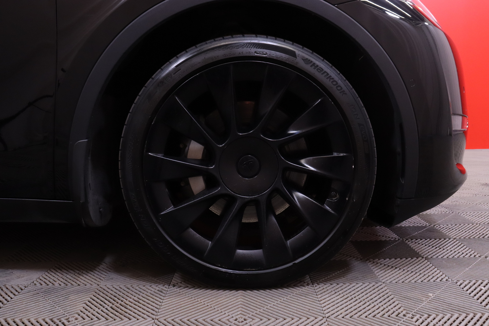 Tesla - Model Y - Long Range - Maastoauto