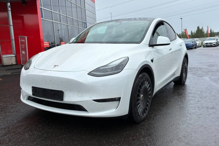 Tesla - Model Y - Long Range - Maastoauto