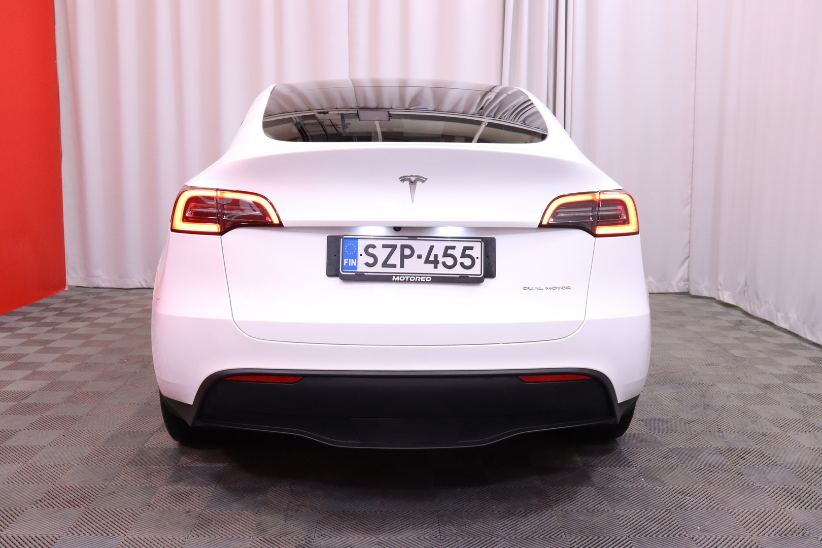 Tesla - Model Y - Long Range - Maastoauto