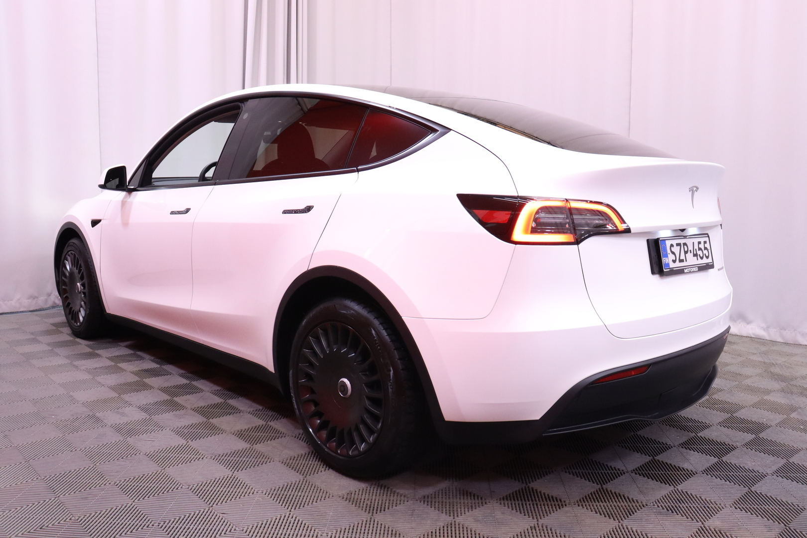 Tesla - Model Y - Long Range - Maastoauto