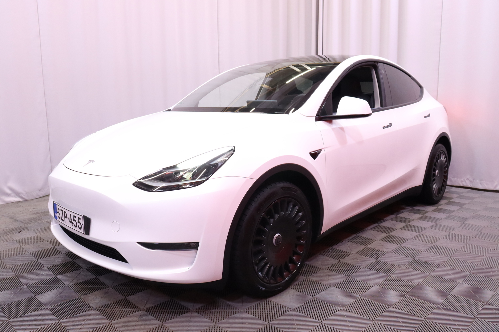 Tesla - Model Y - Long Range - Maastoauto