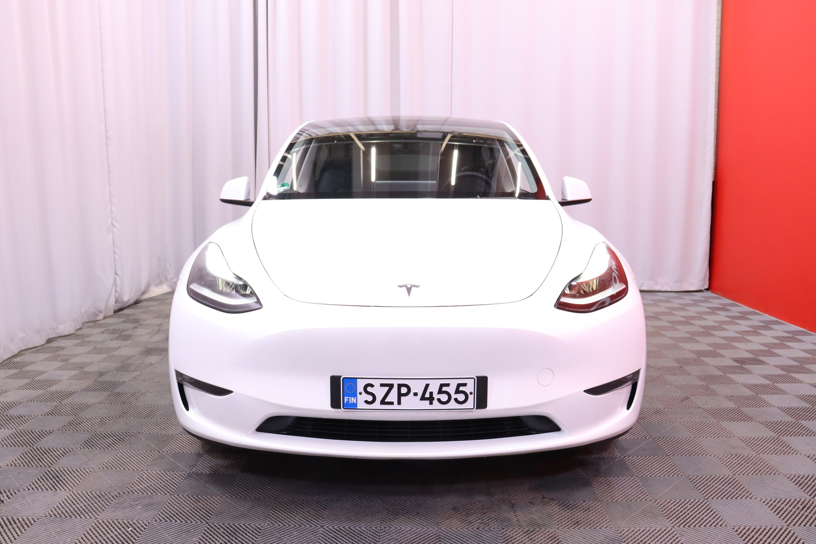Tesla - Model Y - Long Range - Maastoauto