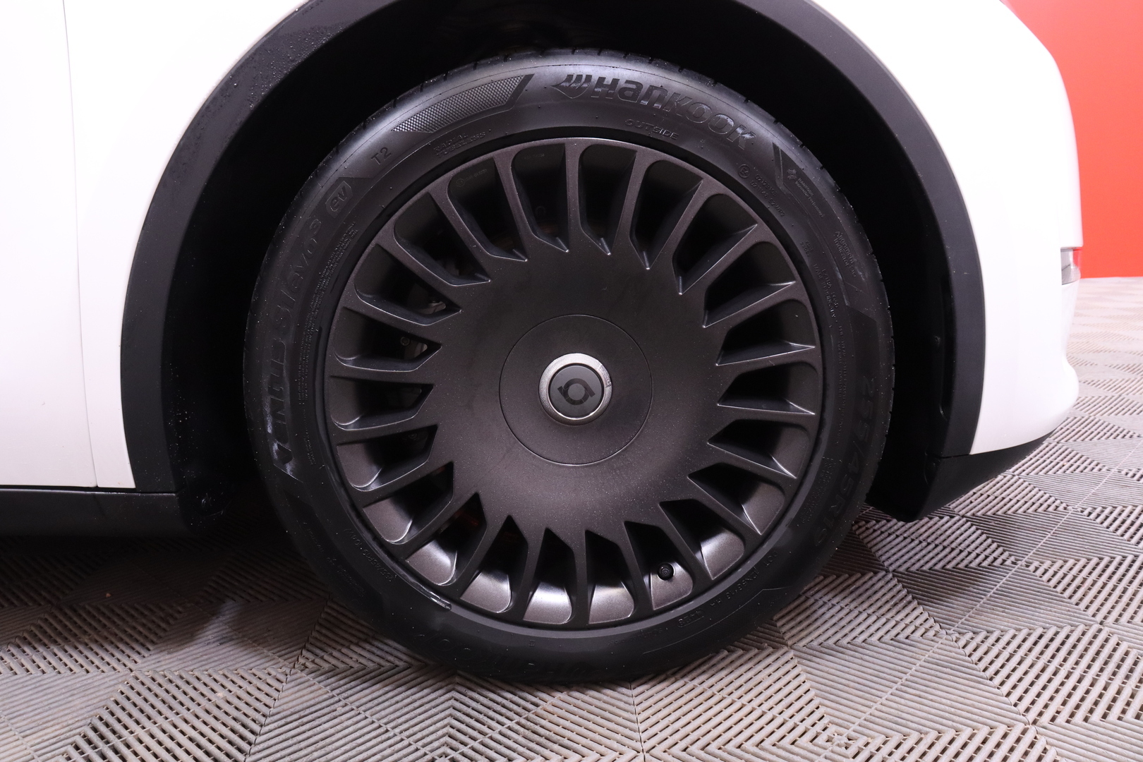 Tesla - Model Y - Long Range - Maastoauto