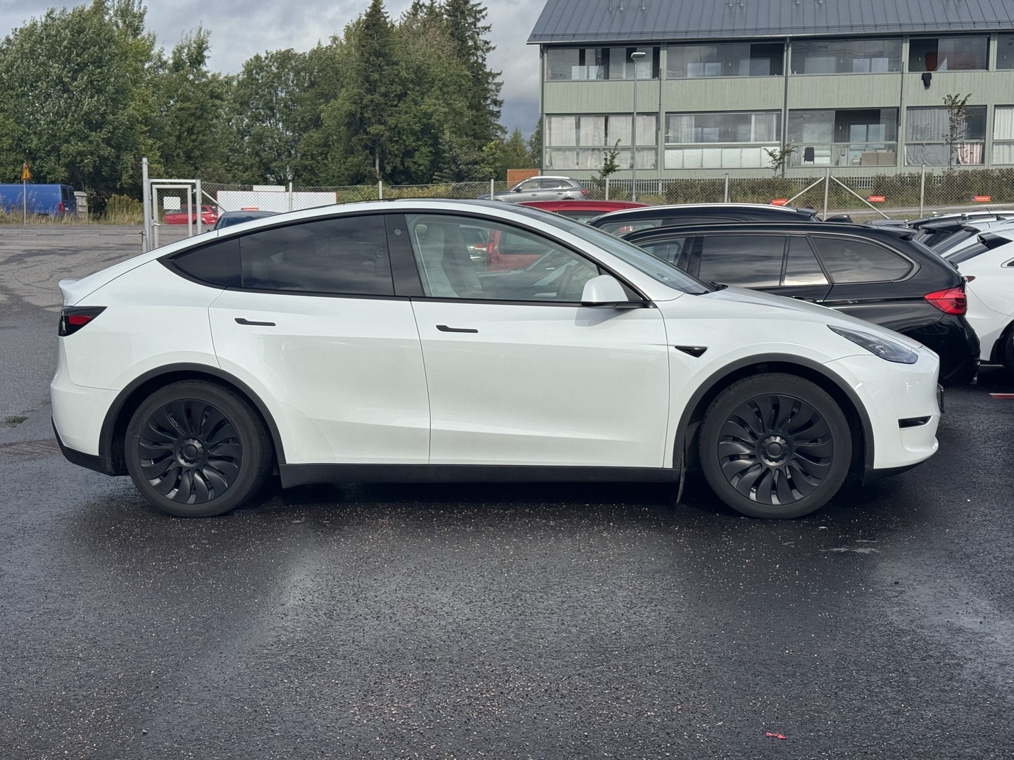 Tesla - Model Y - Long Range - Maastoauto