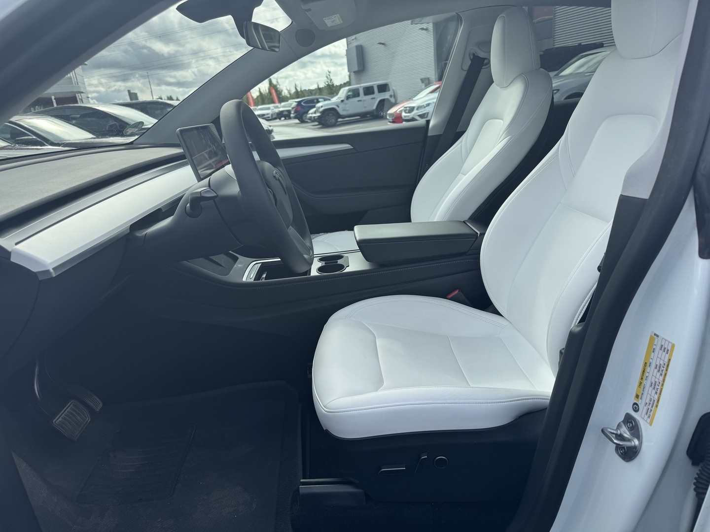Tesla - Model Y - Long Range - Maastoauto