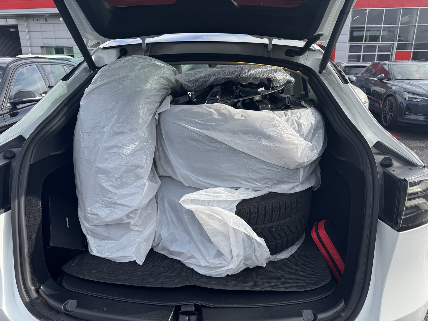 Tesla - Model Y - Long Range - Maastoauto