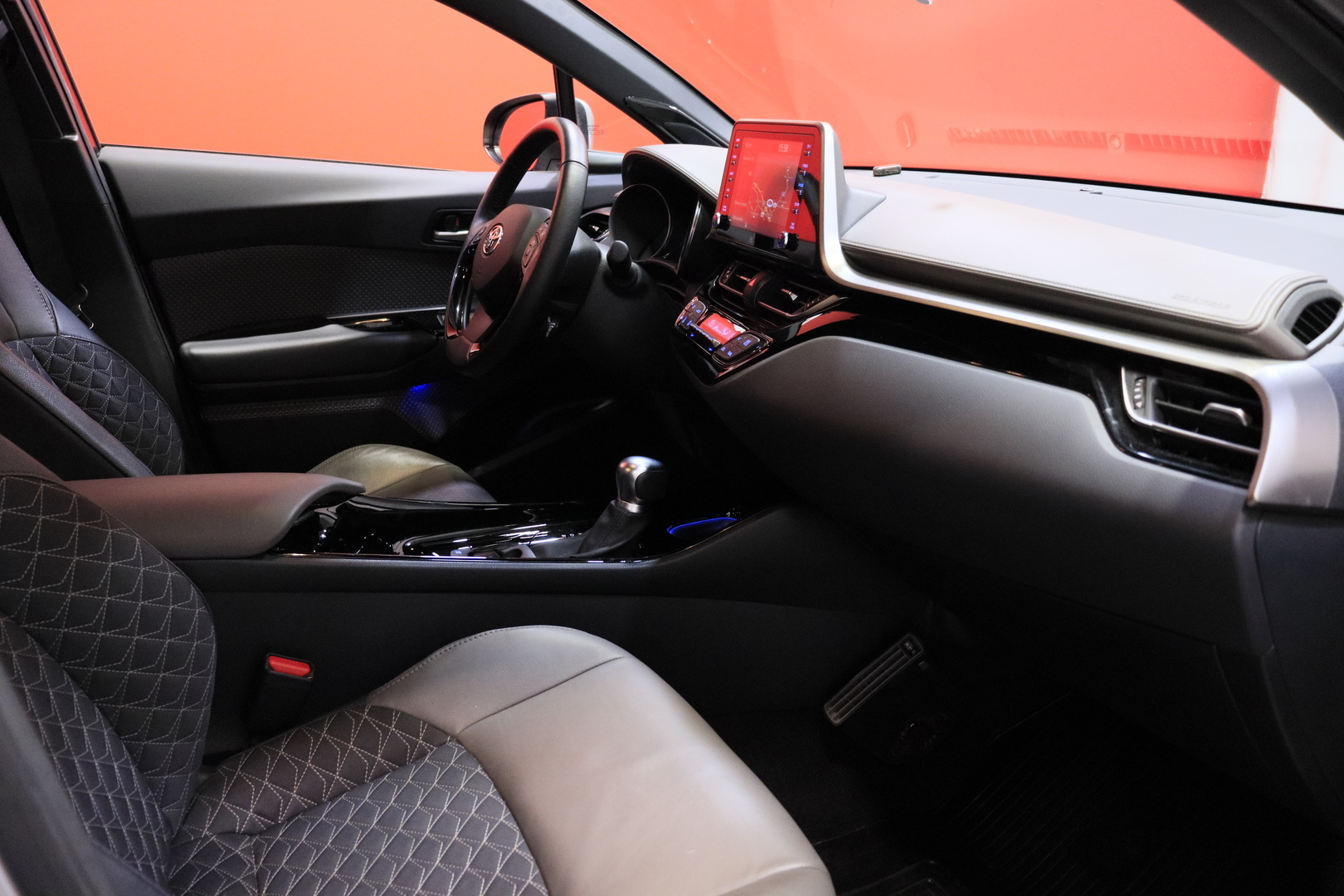 Toyota - C-HR - 1,8 Hybrid Premium - Maastoauto