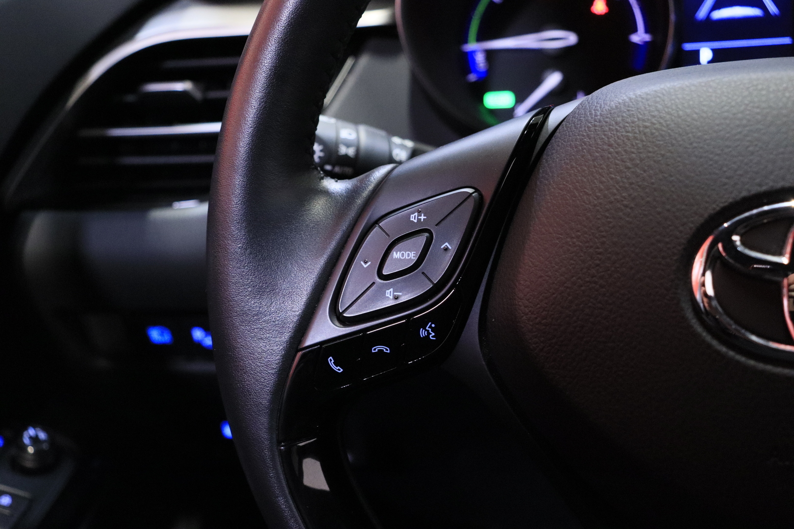 Toyota - C-HR - 1,8 Hybrid Premium - Maastoauto