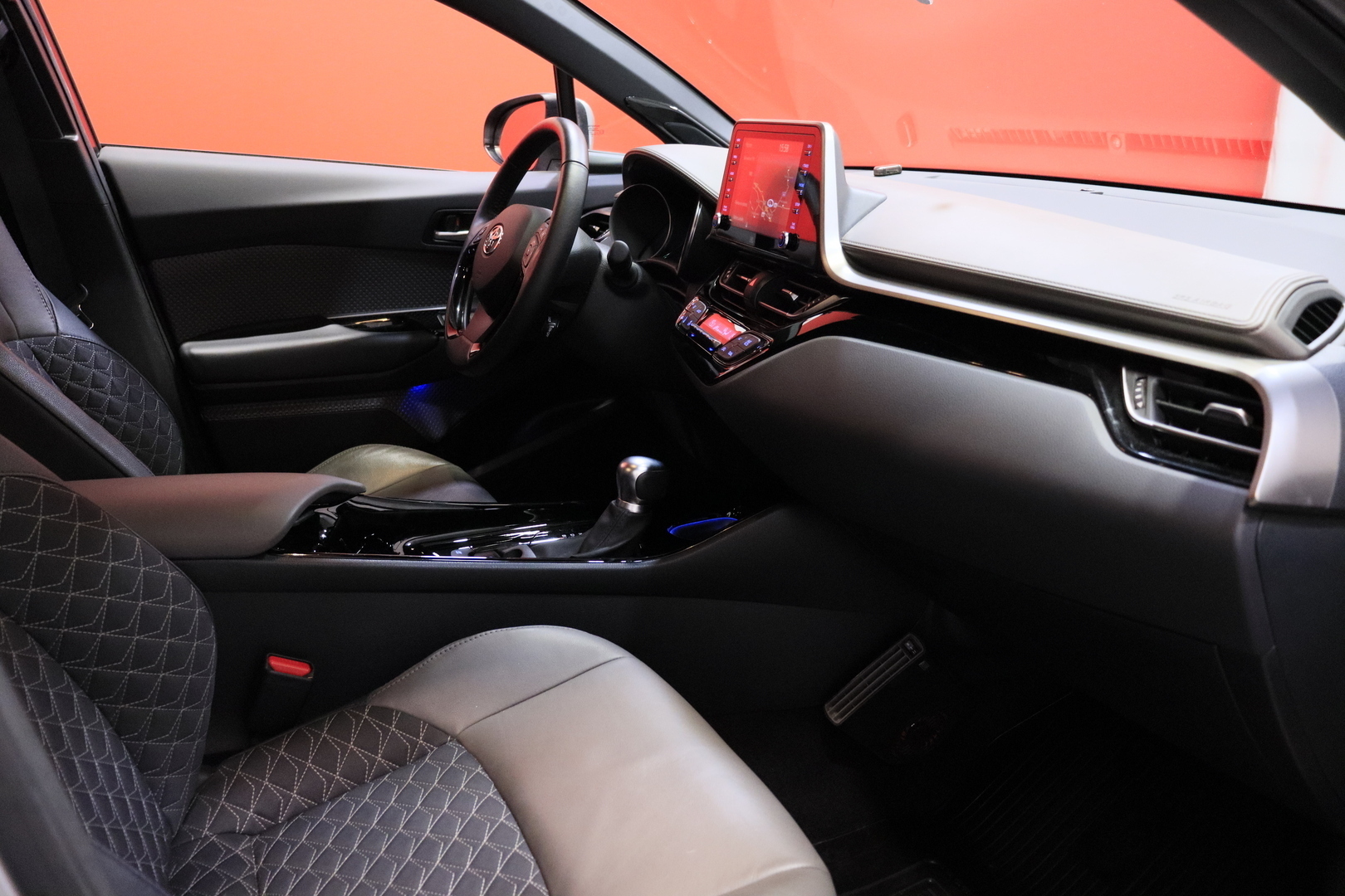 Toyota - C-HR - 1,8 Hybrid Premium - Maastoauto