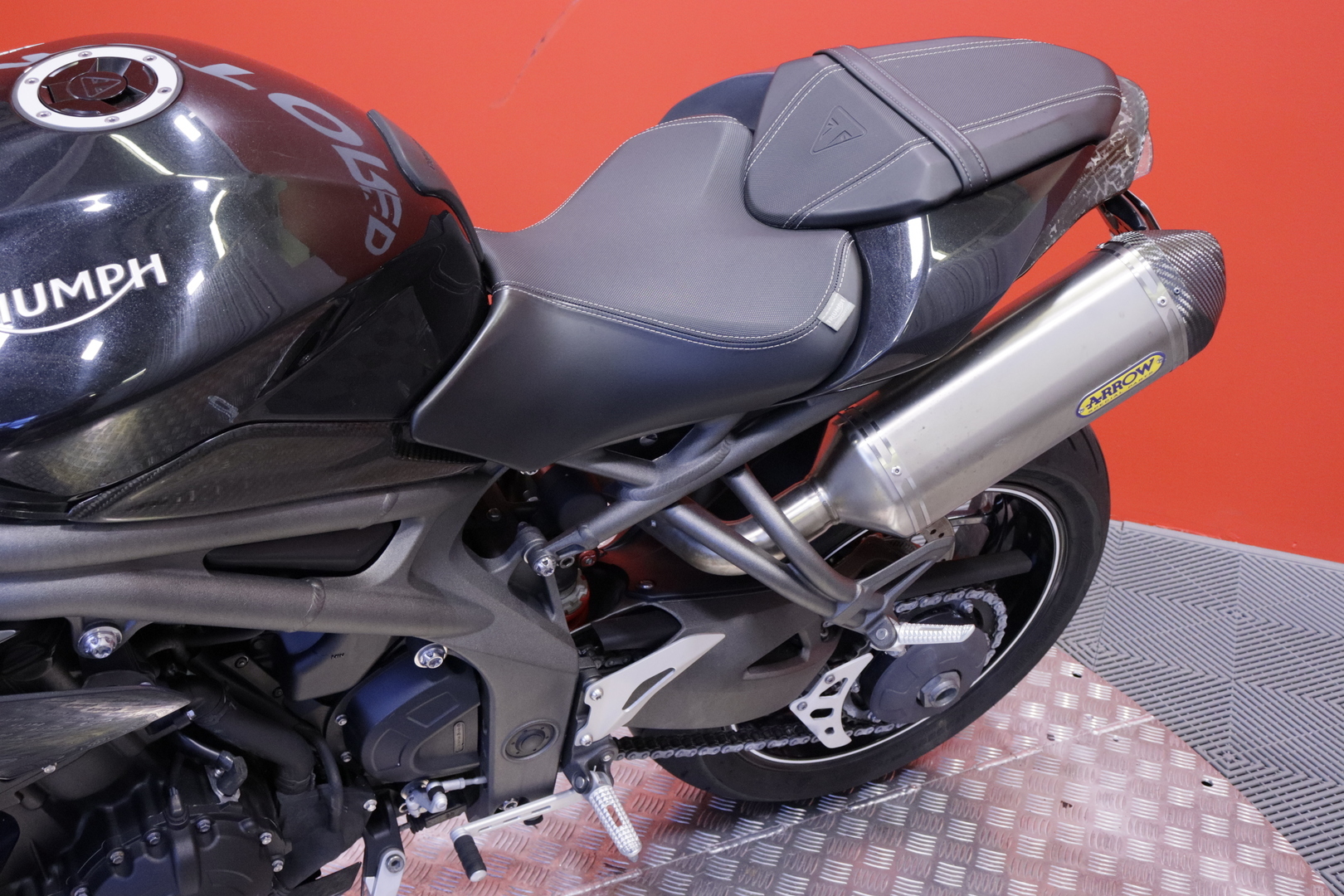 Triumph - SPEED TRIPLE - 1050 S // Suomipyörä / Huoltokirja / Arrow // - Moottoripyörä