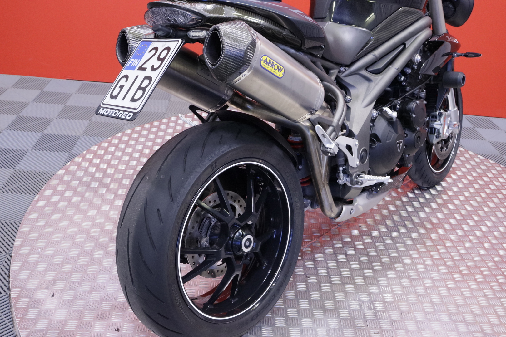 Triumph - SPEED TRIPLE - 1050 S // Suomipyörä / Huoltokirja / Arrow // - Moottoripyörä