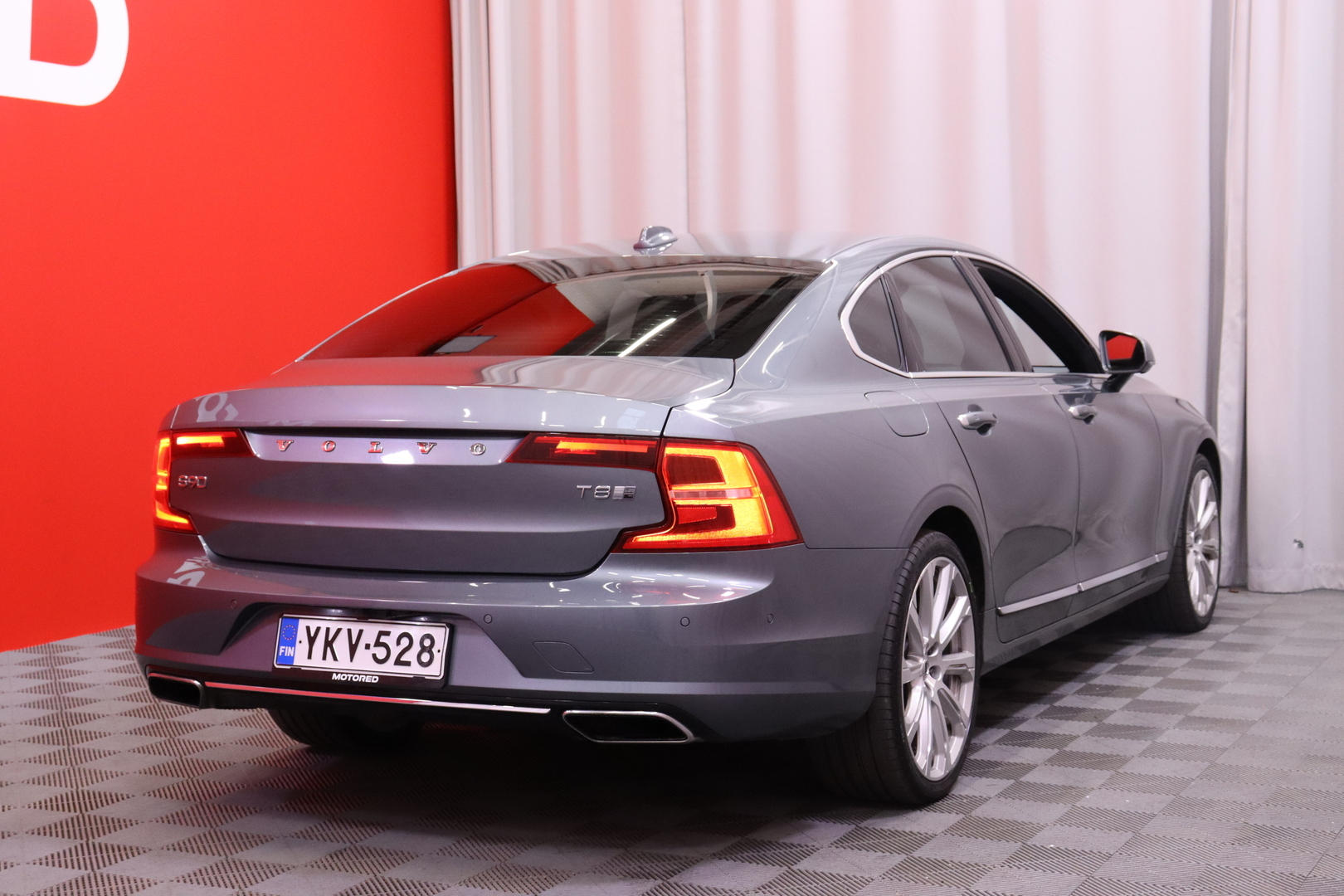 Volvo - S90 - T8 AWD Inscription Plus aut // B&W / ACC / Webasto / Koukku / Hierovat Muistinahat / Pilot Assist / HUD / Panorama // - Sedan