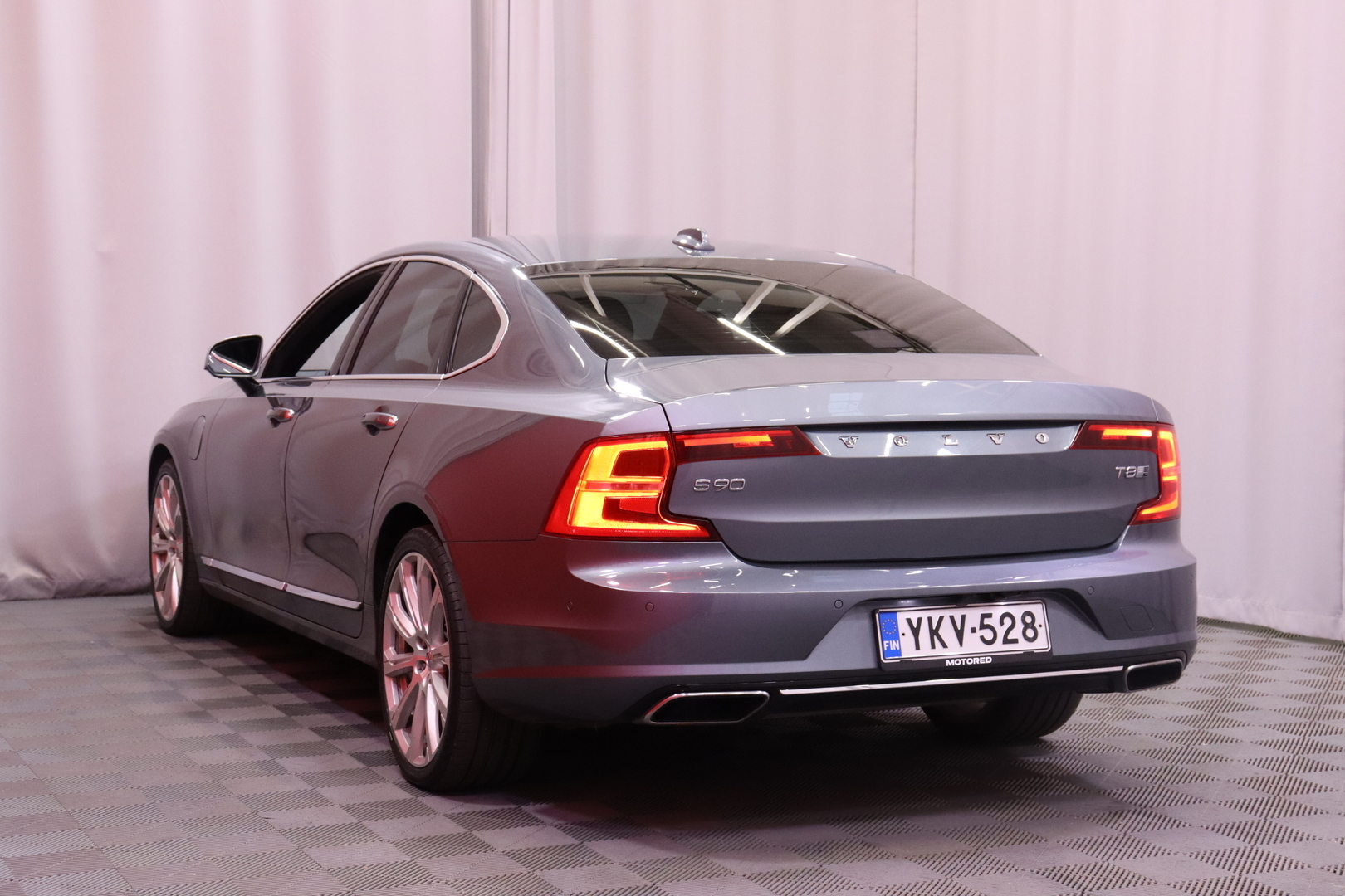 Volvo - S90 - T8 AWD Inscription Plus aut // B&W / ACC / Webasto / Koukku / Hierovat Muistinahat / Pilot Assist / HUD / Panorama // - Sedan