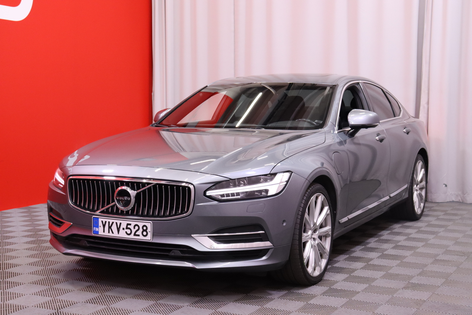 Volvo - S90 - T8 AWD Inscription Plus aut // B&W / ACC / Webasto / Koukku / Hierovat Muistinahat / Pilot Assist / HUD / Panorama // - Sedan