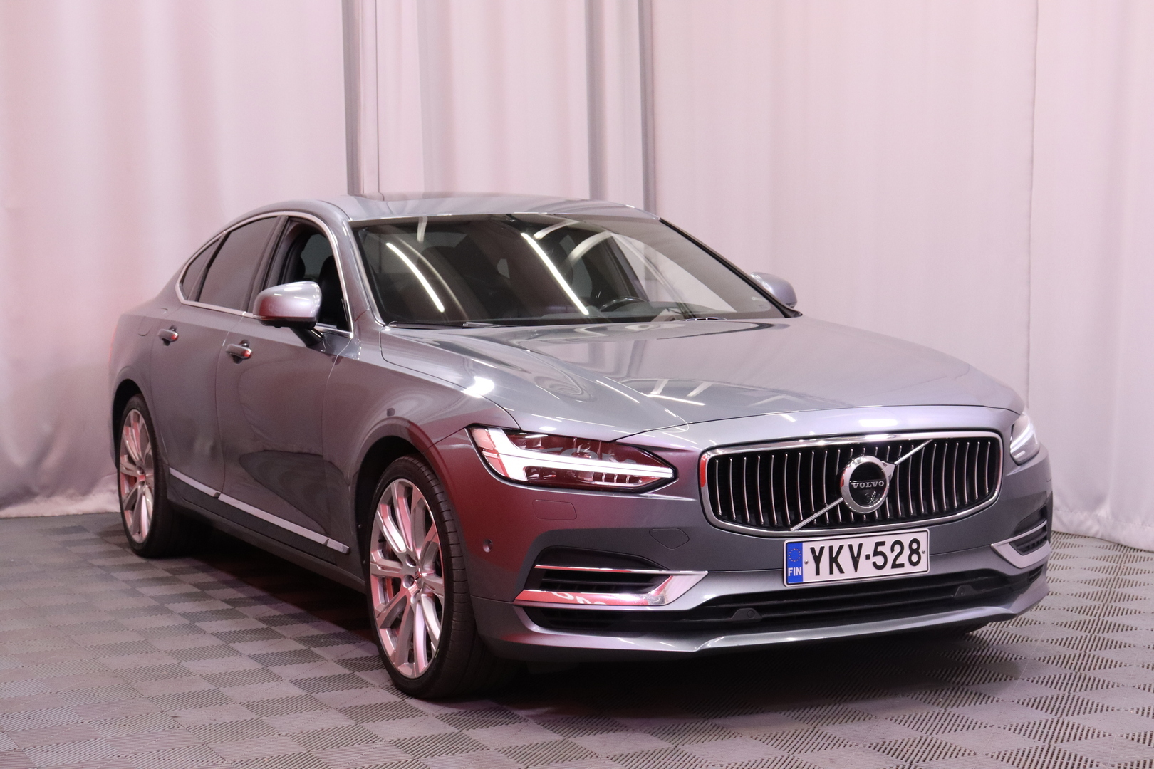 Volvo - S90 - T8 AWD Inscription Plus aut // B&W / ACC / Webasto / Koukku / Hierovat Muistinahat / Pilot Assist / HUD / Panorama // - Sedan