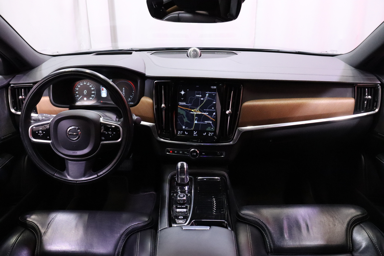 Volvo - S90 - T8 AWD Inscription Plus aut // B&W / ACC / Webasto / Koukku / Hierovat Muistinahat / Pilot Assist / HUD / Panorama // - Sedan