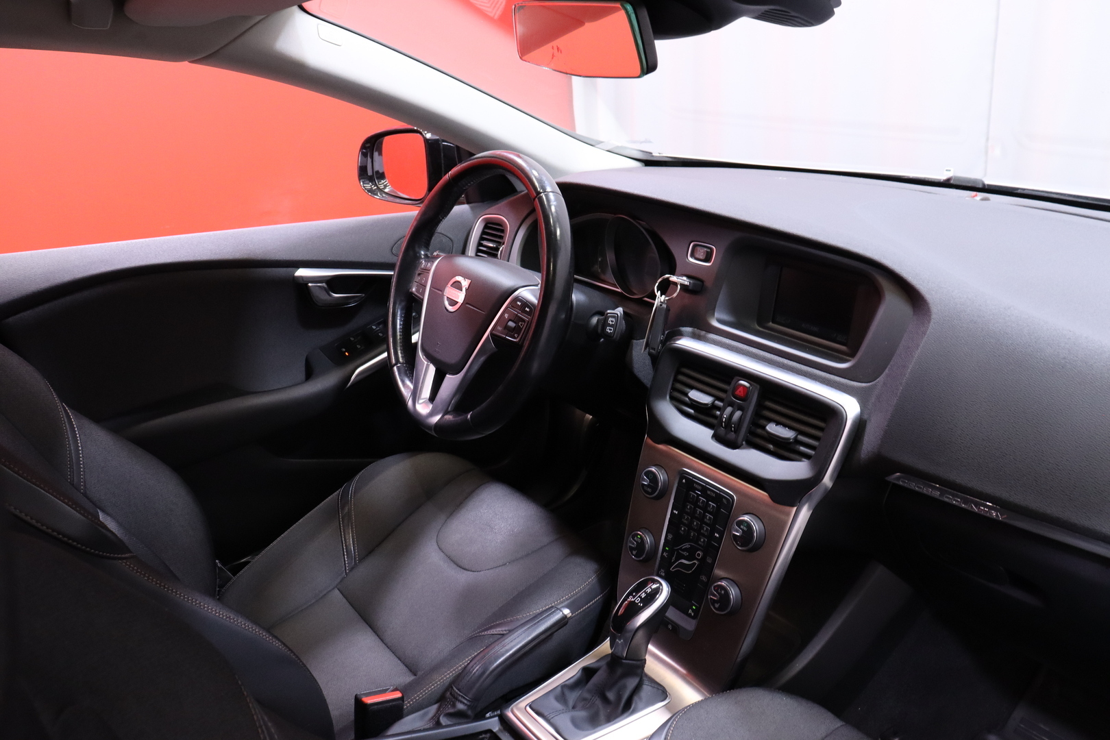 Volvo - V40 Cross Country - D2 Business aut / Myydään huutokaupat.com - Viistoperä