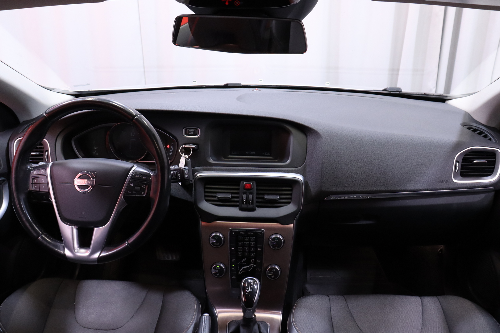Volvo - V40 Cross Country - D2 Business aut / Myydään huutokaupat.com - Viistoperä