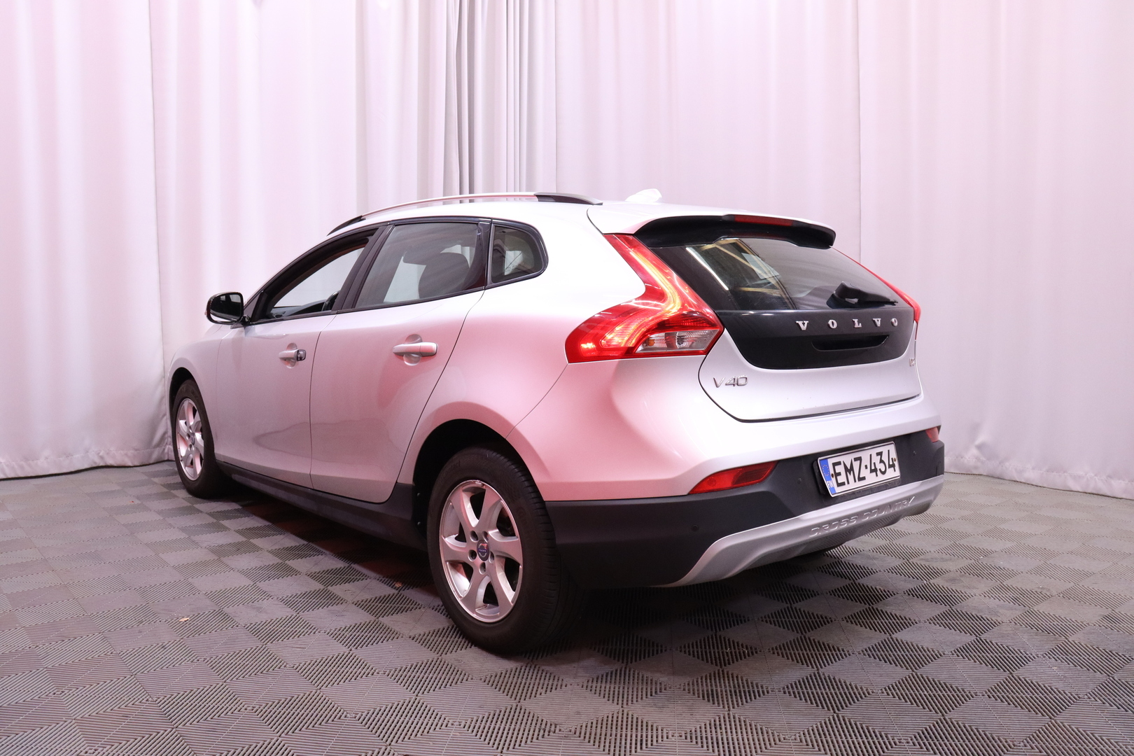 Volvo - V40 Cross Country - D2 Business aut / Myydään huutokaupat.com - Viistoperä
