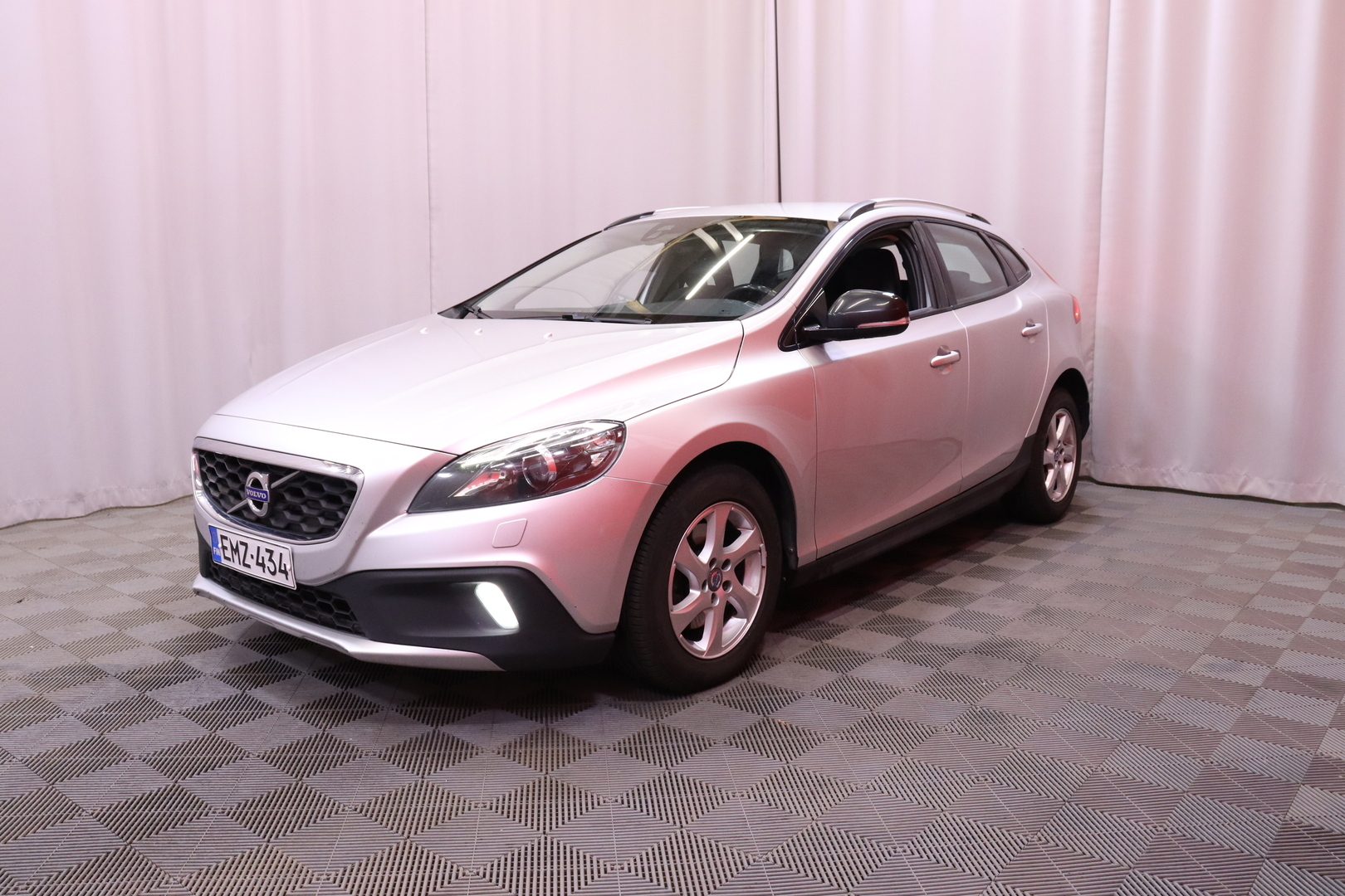 Volvo - V40 Cross Country - D2 Business aut / Myydään huutokaupat.com - Viistoperä