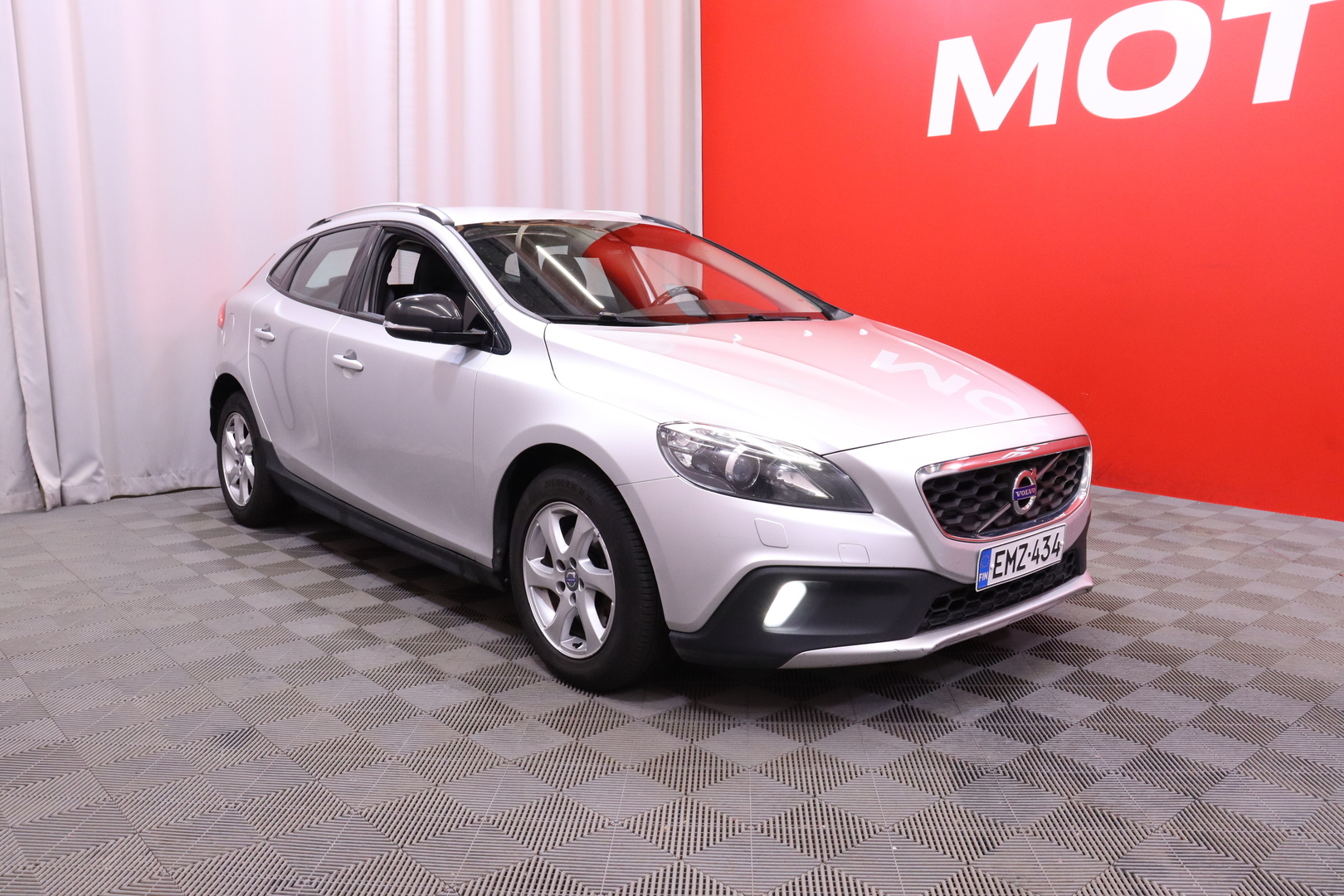 Volvo - V40 Cross Country - D2 Business aut / Myydään huutokaupat.com - Viistoperä