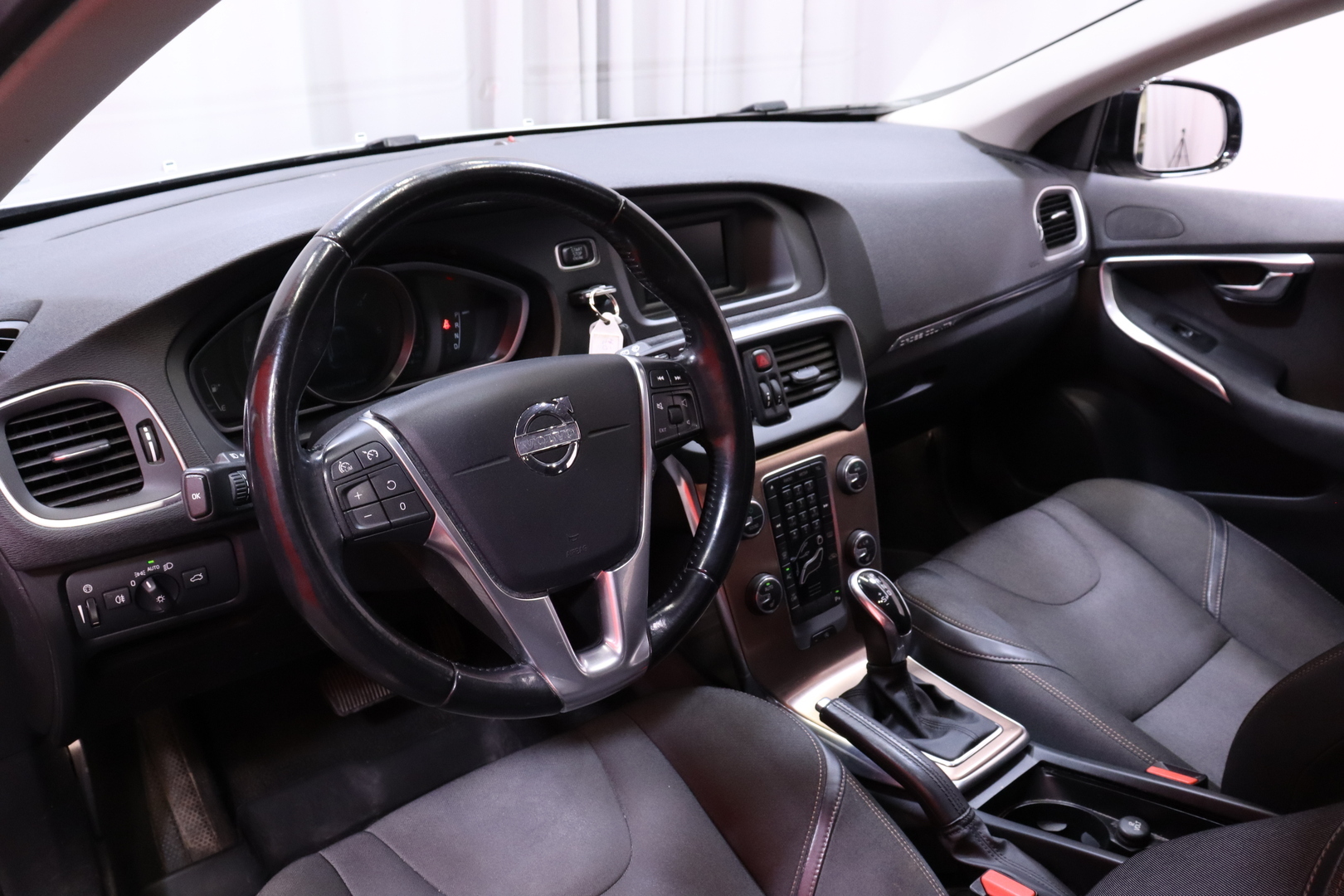 Volvo - V40 Cross Country - D2 Business aut / Myydään huutokaupat.com - Viistoperä