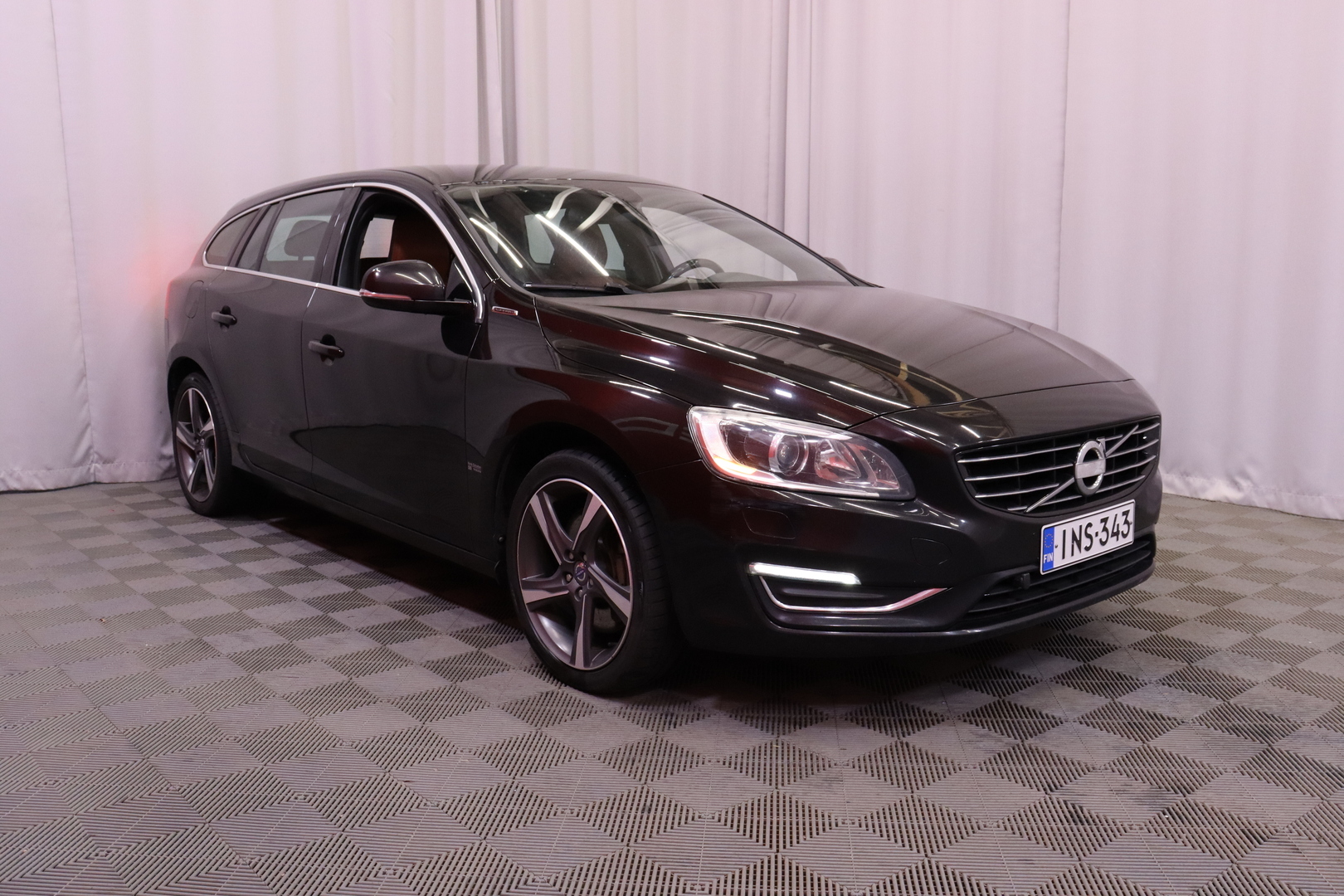 Volvo - V60 - D6 AWD Summum plug in hybrid aut / MYYDÄÄN HUUTOKAUPAT.COM - Farmari