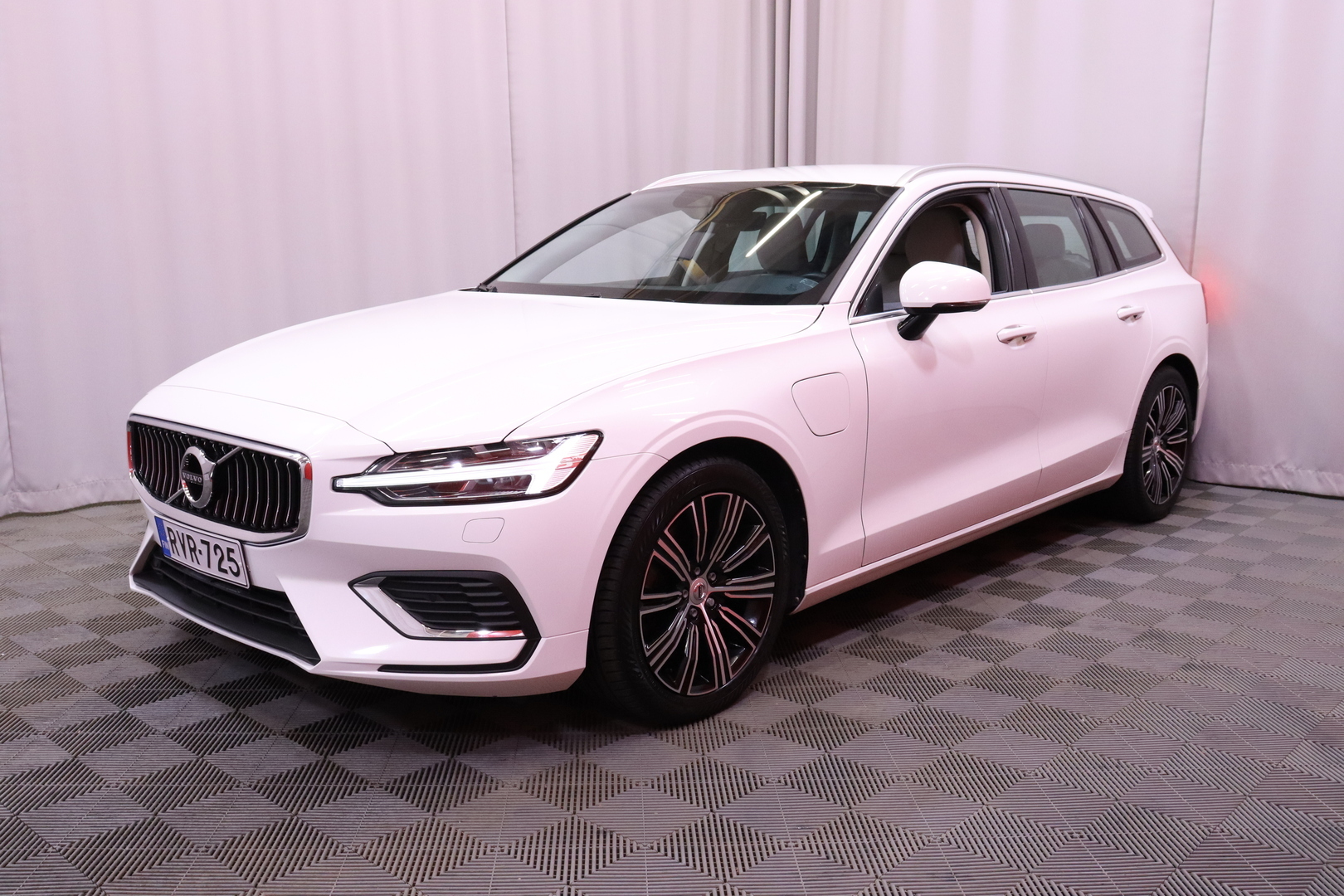Volvo V60 T8 TwE AWD Inscription aut 2020, photo 6/34