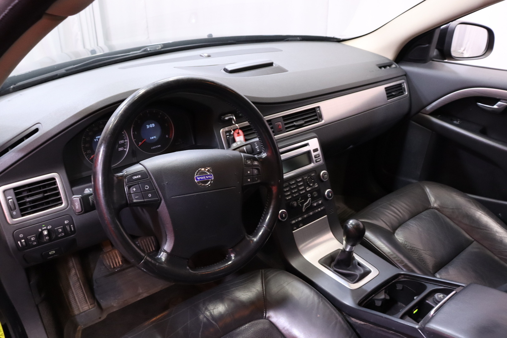 Volvo - V70 - 2.4D / MYYDÄÄN HUUTOKAUPAT.COM - Farmari