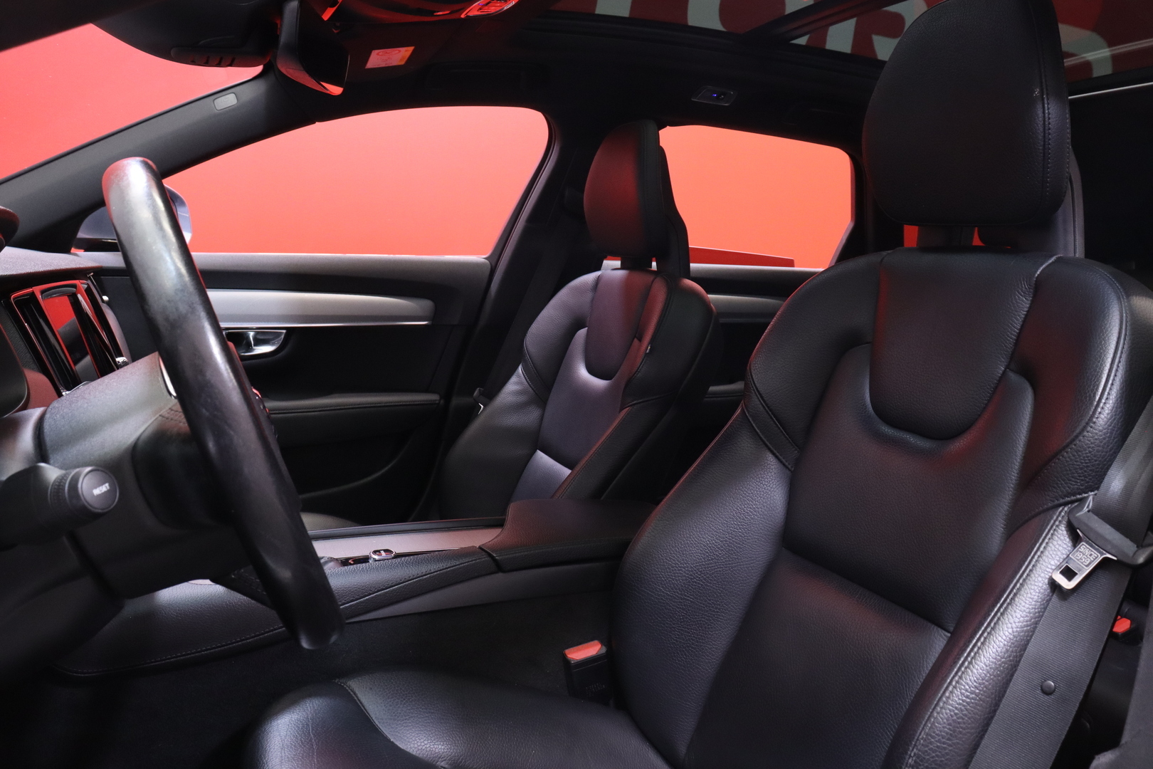 Volvo - V90 - D5 AWD Inscription aut. / Styling-Kit / ACC / Webasto / Kamera / Nahat / Keyless // - Farmari