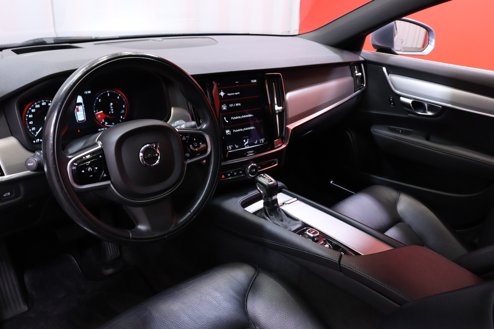 Volvo - V90 - D5 AWD Inscription aut. / Styling-Kit / ACC / Webasto / Kamera / Nahat / Keyless // - Farmari