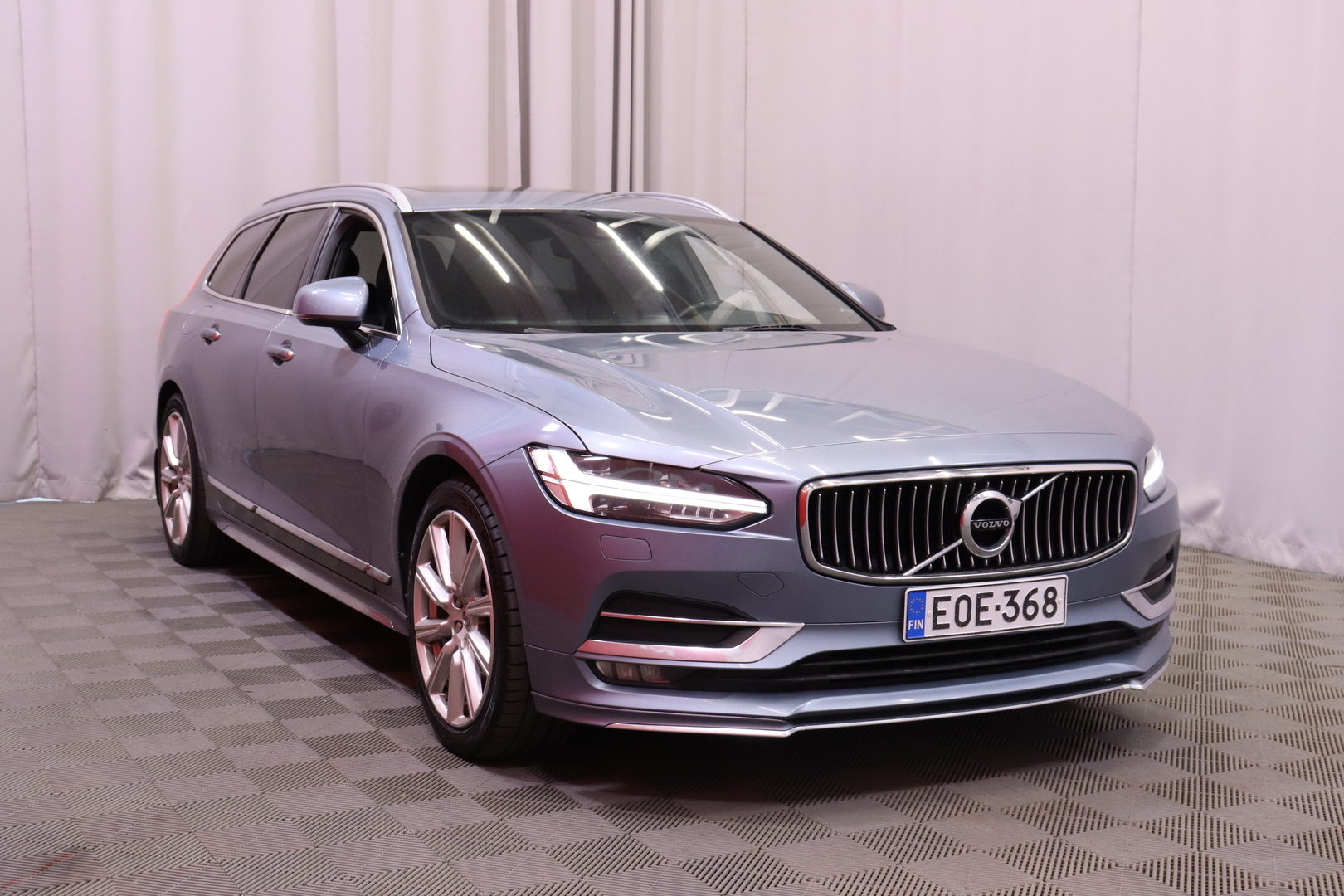 Volvo - V90 - D5 AWD Inscription aut. / Styling-Kit / ACC / Webasto / Kamera / Nahat / Keyless // - Farmari