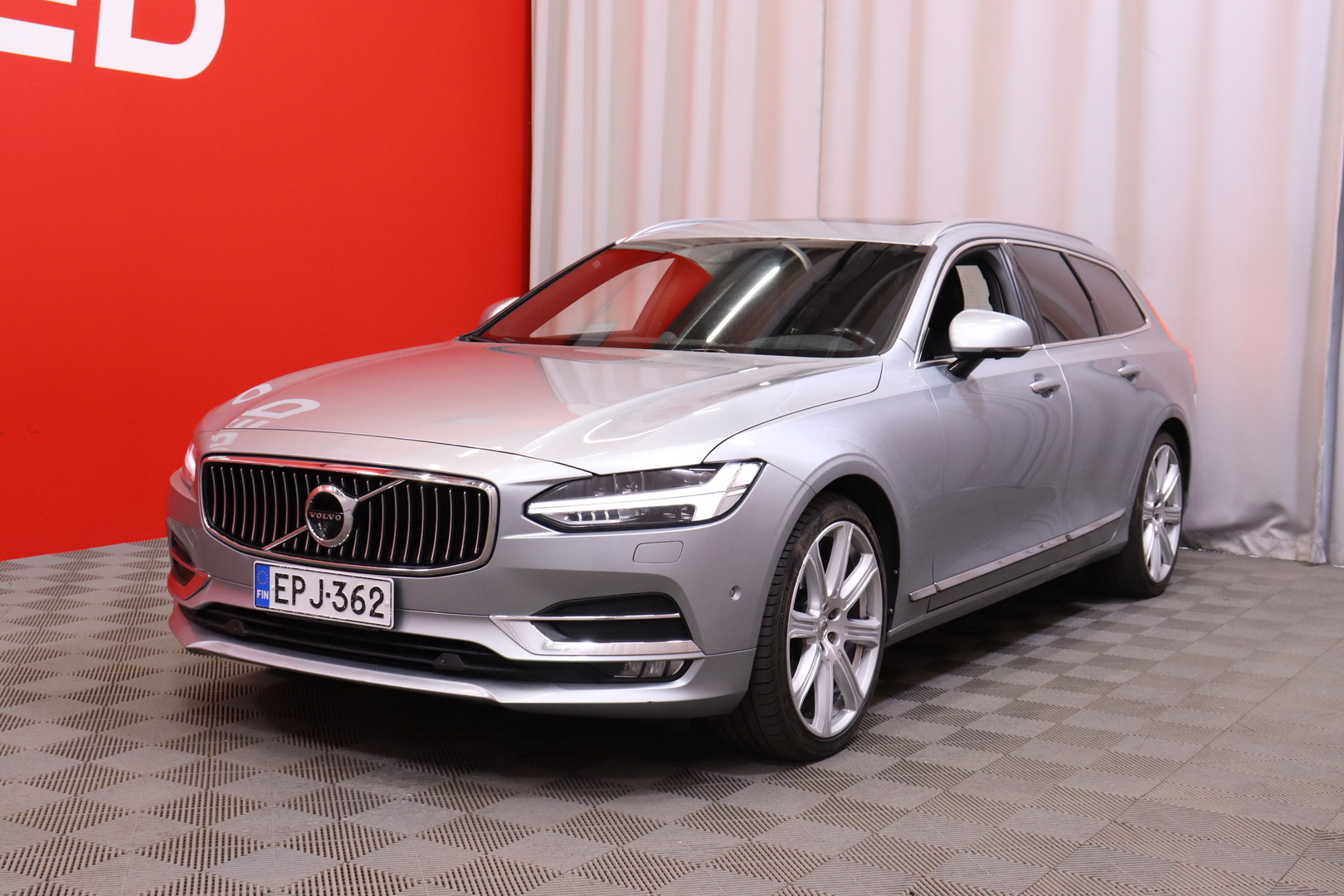 Volvo - V90 - D5 AWD Inscription aut // Webasto / Bowers & Wilkins / Navi / 360° / ACC / Muistipenkit / HUD / LED/ Panorama // - Farmari