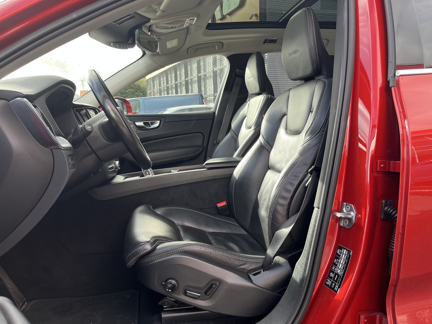 Volvo - XC60 - T8 AWD Inscription aut / Ilmastoidut istuimet / Led / ACC / Kamera / Webasto / Panorama / Ilma-alusta / Muistipenkki / Koukku - Maastoauto