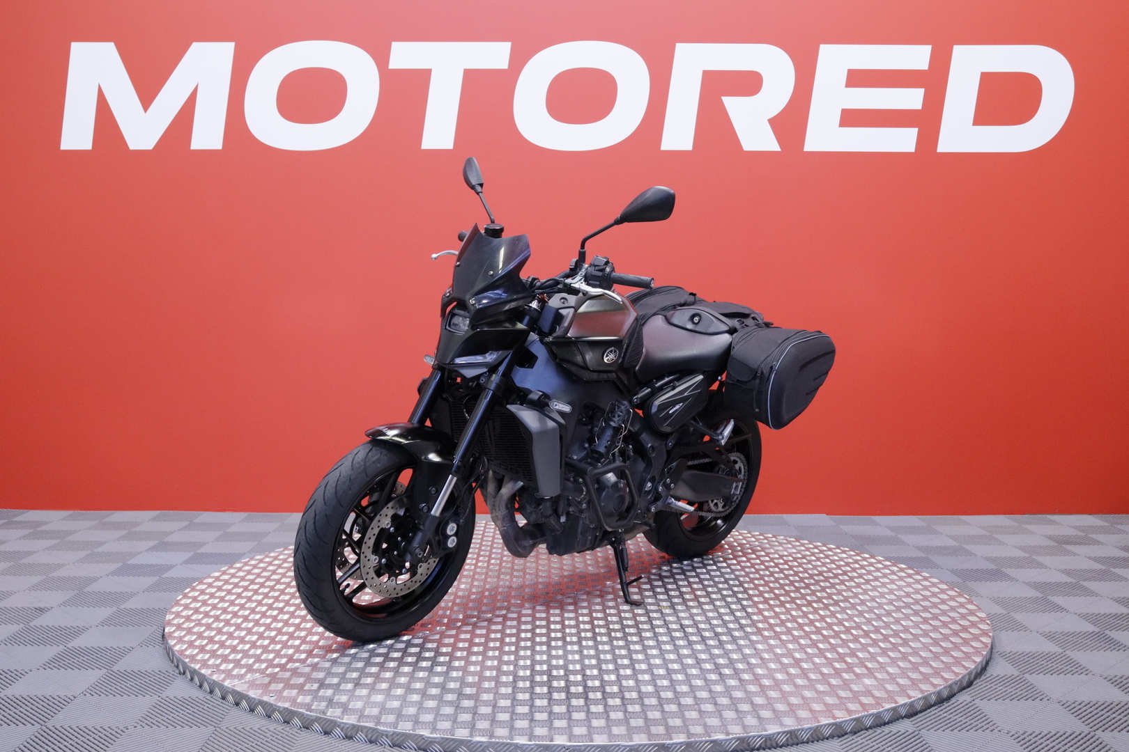 Yamaha - MT-09 - // Suomi-pyörä / Huoltokirja / Vakkari / Shifteri / Madallettu / Kaatumaraudat / Sivulaukut // - Moottoripyörä