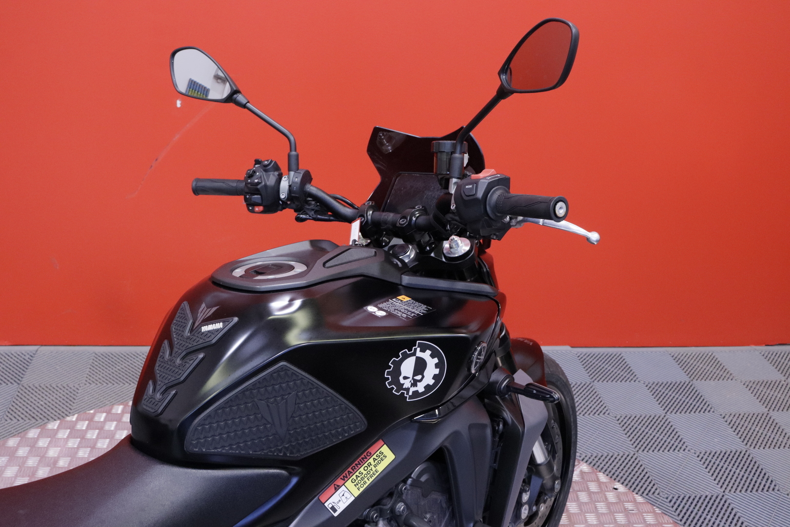Yamaha - MT-09 - // Suomi-pyörä / Huoltokirja / Vakkari / Shifteri / Madallettu / Kaatumaraudat / Sivulaukut // - Moottoripyörä