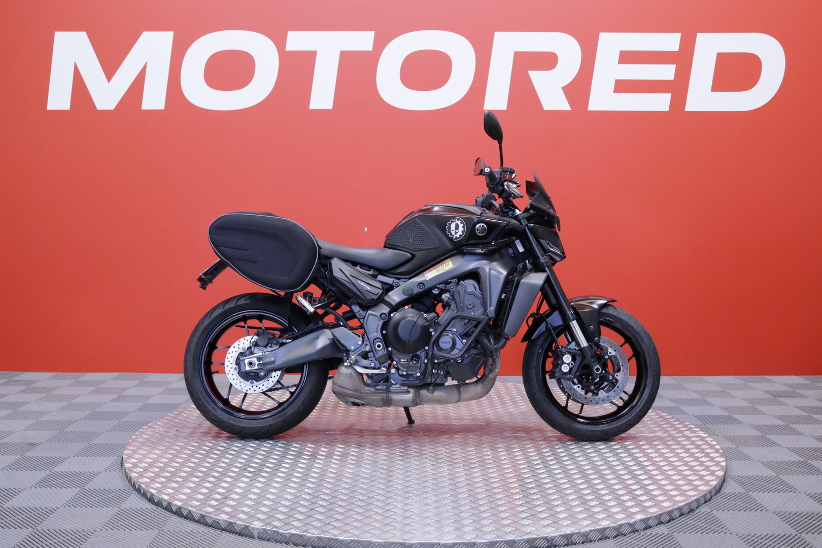 Yamaha - MT-09 - // Suomi-pyörä / Huoltokirja / Vakkari / Shifteri / Madallettu / Kaatumaraudat / Sivulaukut // - Moottoripyörä