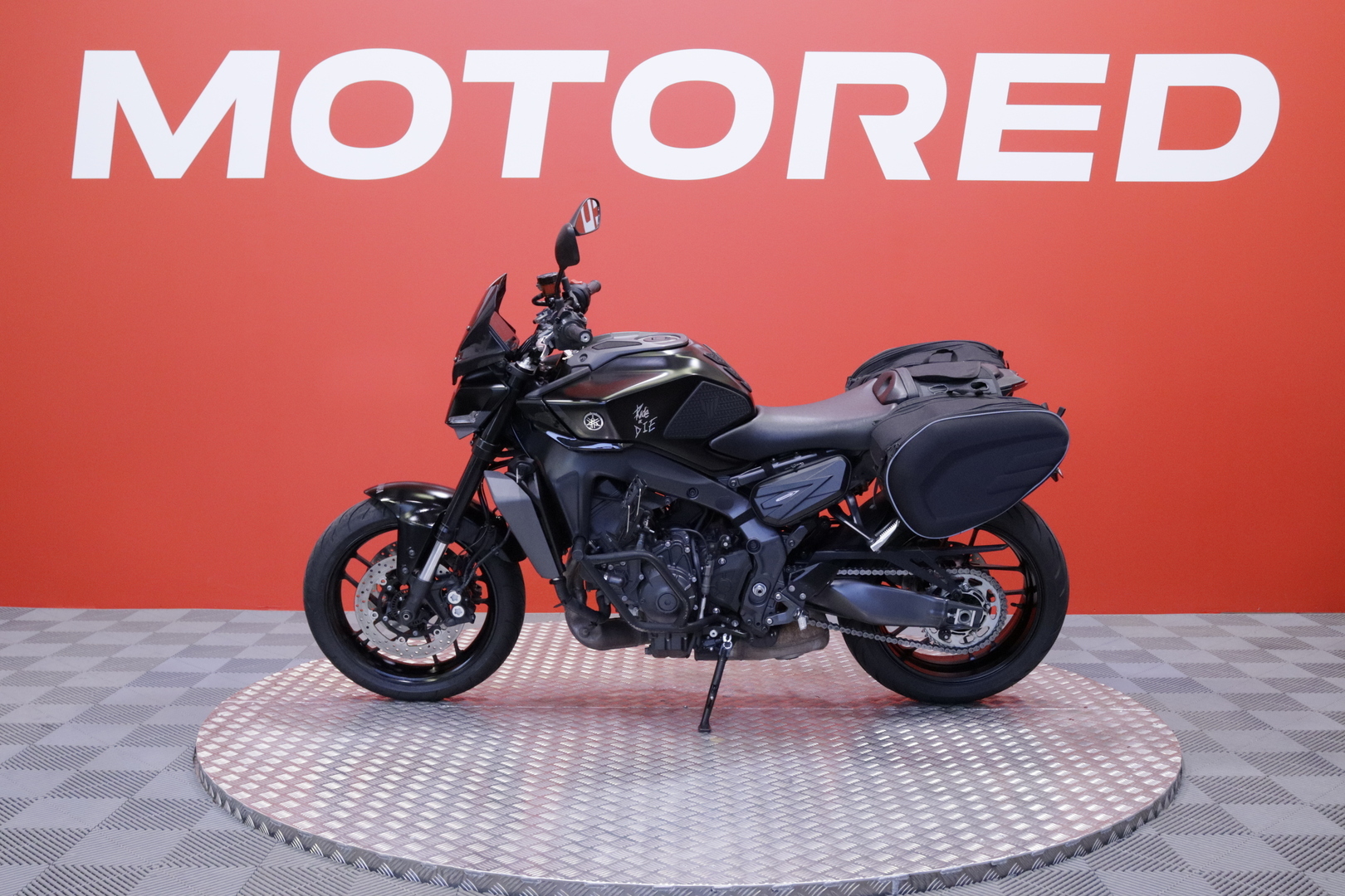 Yamaha - MT-09 - // Suomi-pyörä / Huoltokirja / Vakkari / Shifteri / Madallettu / Kaatumaraudat / Sivulaukut // - Moottoripyörä