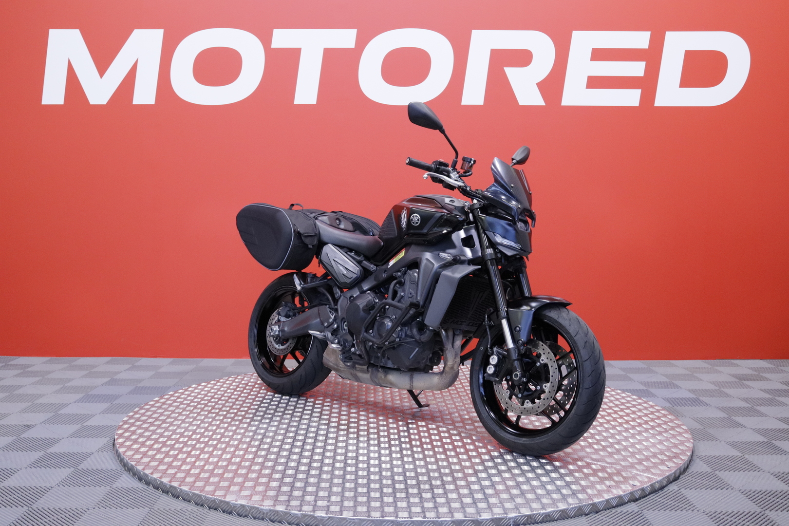 Yamaha - MT-09 - // Suomi-pyörä / Huoltokirja / Vakkari / Shifteri / Madallettu / Kaatumaraudat / Sivulaukut // - Moottoripyörä