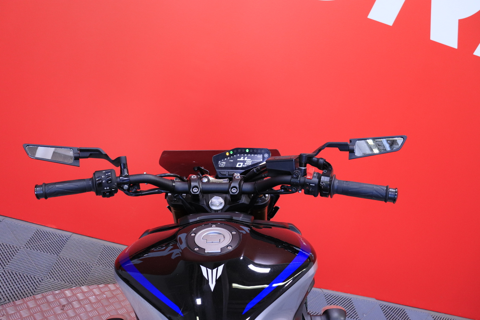 Yamaha - MT-09 - SP / Akrapovic / Huoltokirja / Öhlins / Shifter // - Moottoripyörä